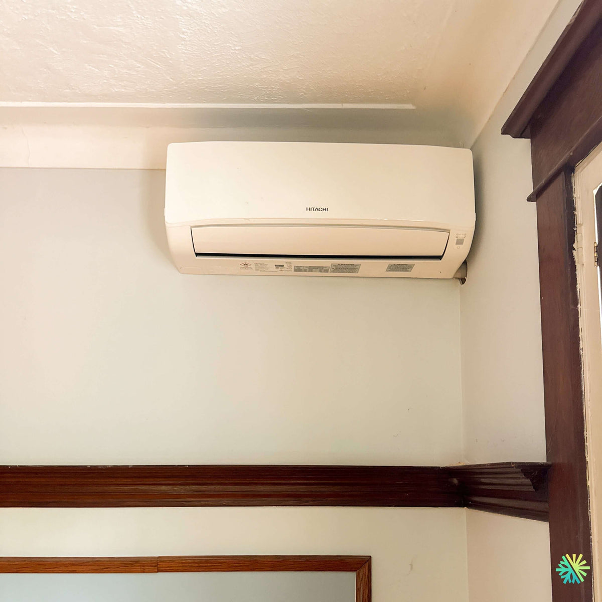 Installation d’une thermopompe murale Hitachi airHome 400 à Ahuntsic-Cartierville, Montréal