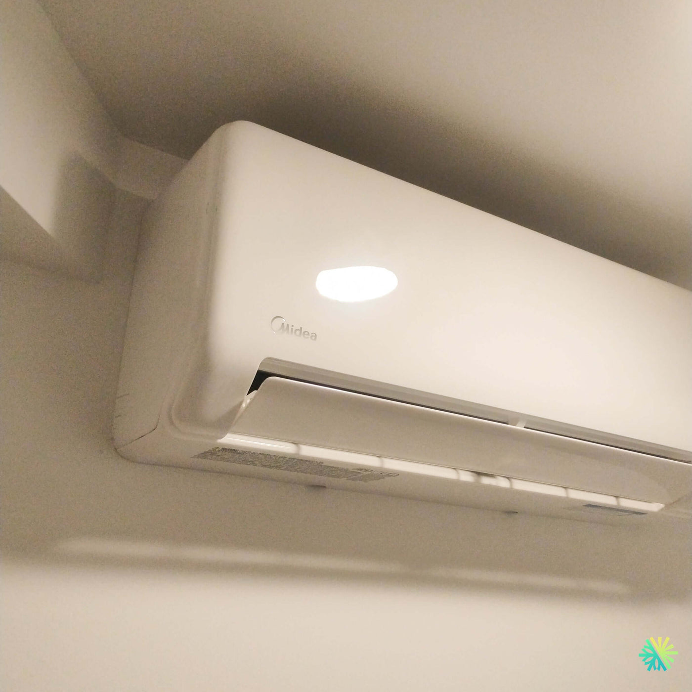 Installation d’une thermopompe murale MIDEA28 24 000 BTU à Delson : climatiseur mini split haute performance installé en hauteur dans une résidence de la Rive Sud