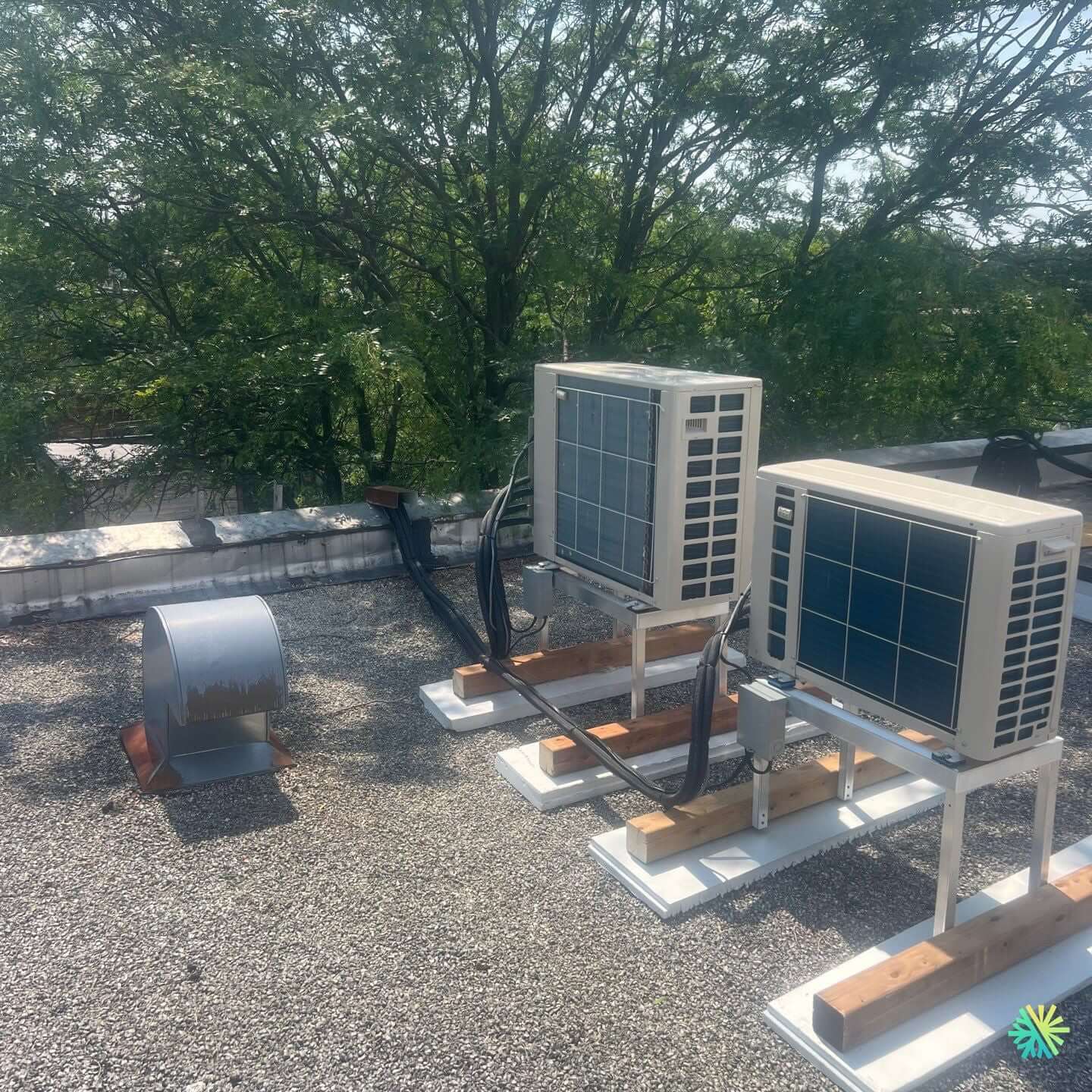Installation de deux GREE FreeMatch R32 — Thermopompes Multi-Zones sur toit plat à Rosemont–La Petite-Patrie (Montréal)