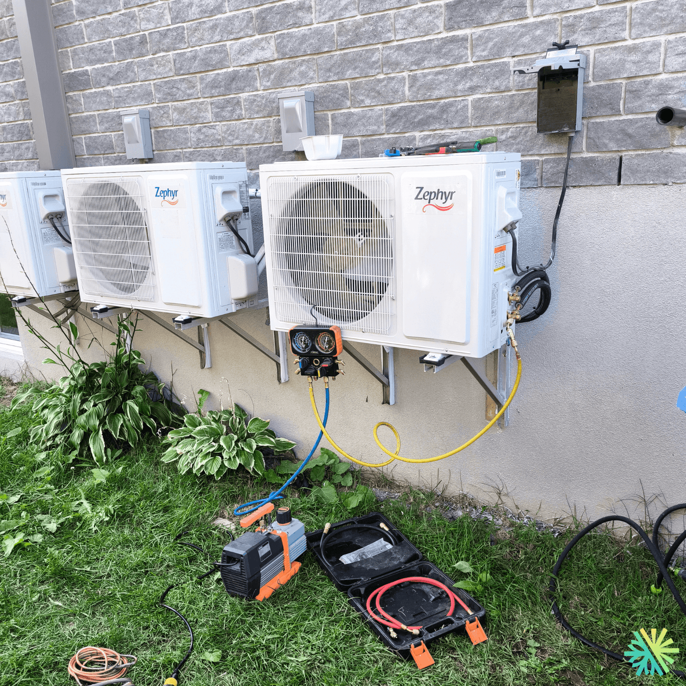 Installation de thermopompes murales Zephyr à Sainte-Dorothée (Laval) : une double configuration propre, solide et pensée pour l’hiver