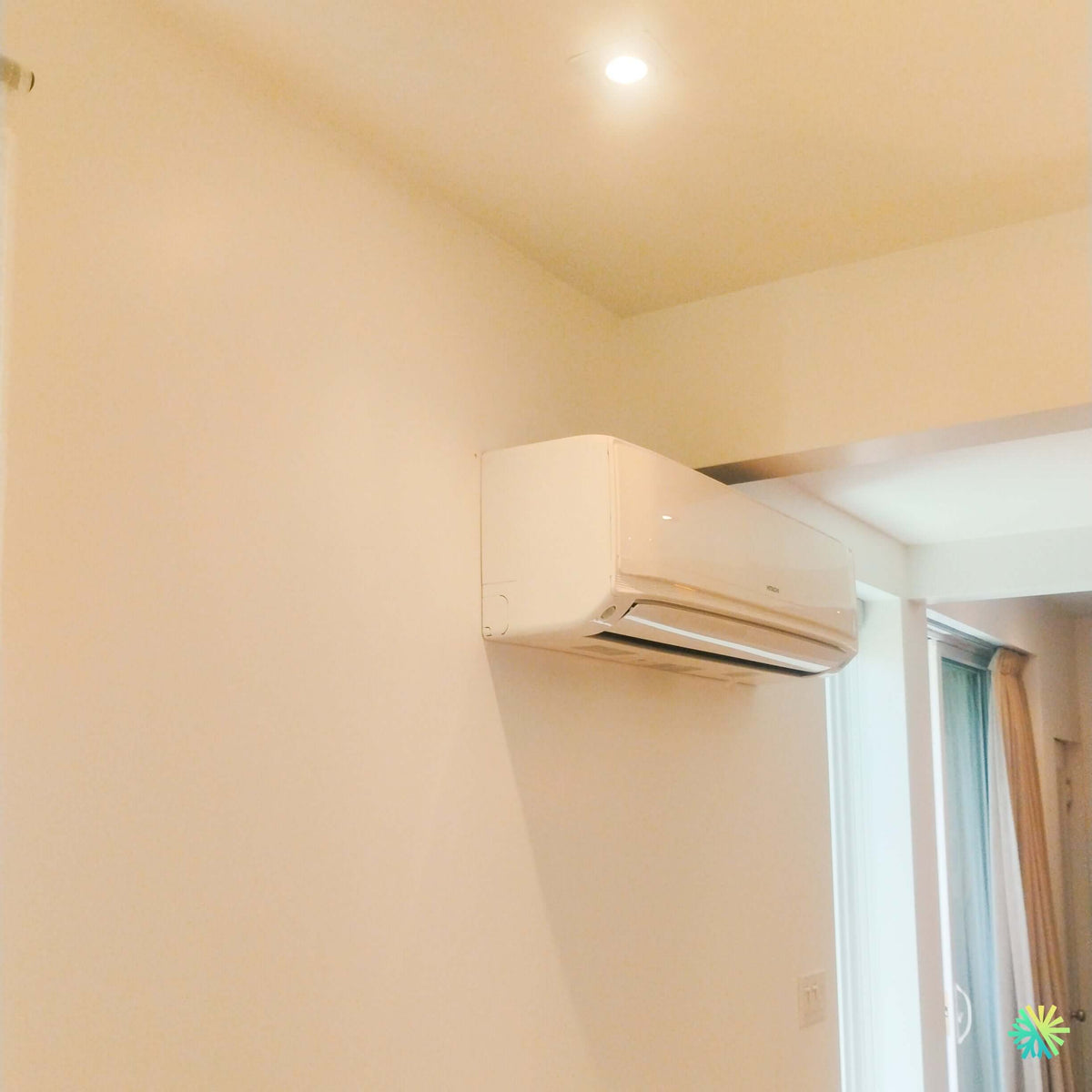 Installation d’une thermopompe murale Hitachi airHome 600 à Oka, sur la Rive-Nord