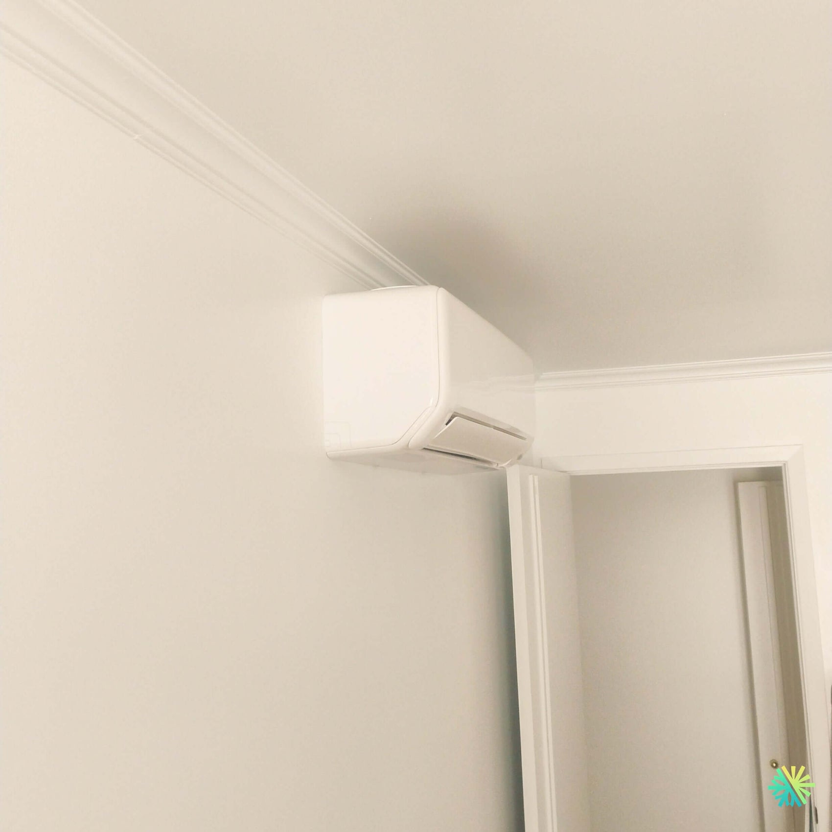 Installation d’une thermopompe murale Triple Zone MIDEA28 Mini Split 3 zones à Montréal-Est