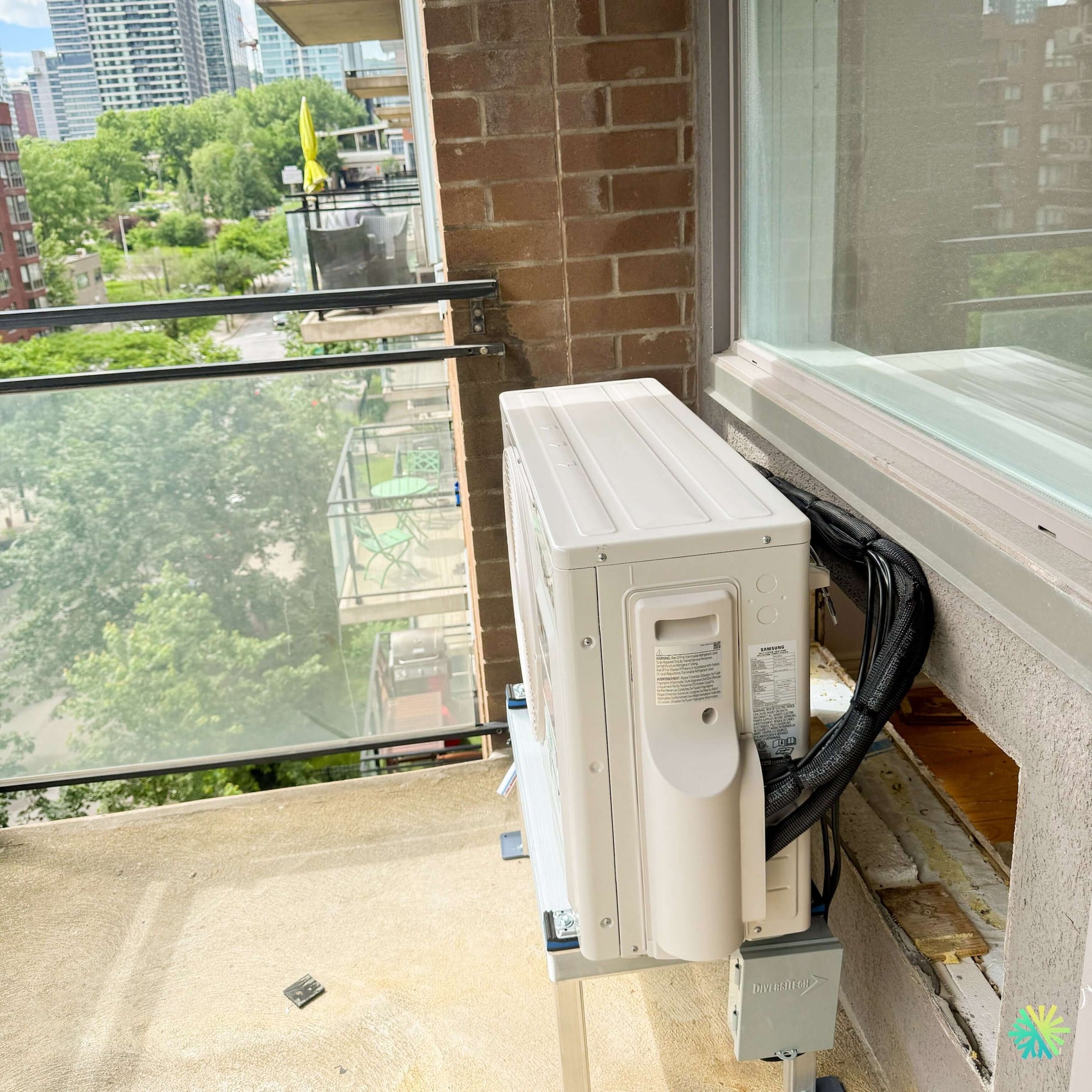 Installation d’une thermopompe murale Samsung WindFree™ MaxHeat R32 de 12 000 BTU sur un balcon à Pierrefonds-Roxboro, Montréal