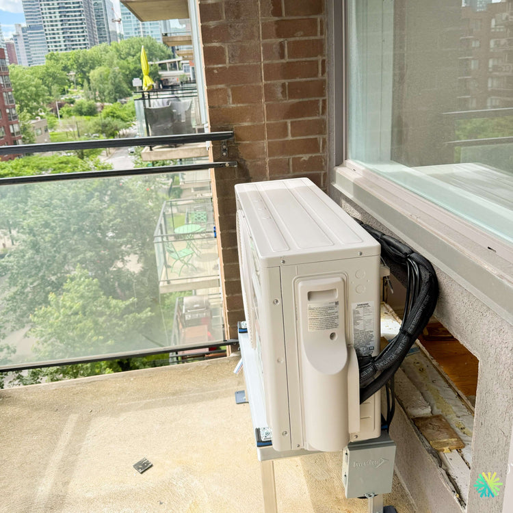 Installation d’une thermopompe murale Samsung WindFree™ MaxHeat R32 de 12 000 BTU sur un balcon à Pierrefonds-Roxboro, Montréal