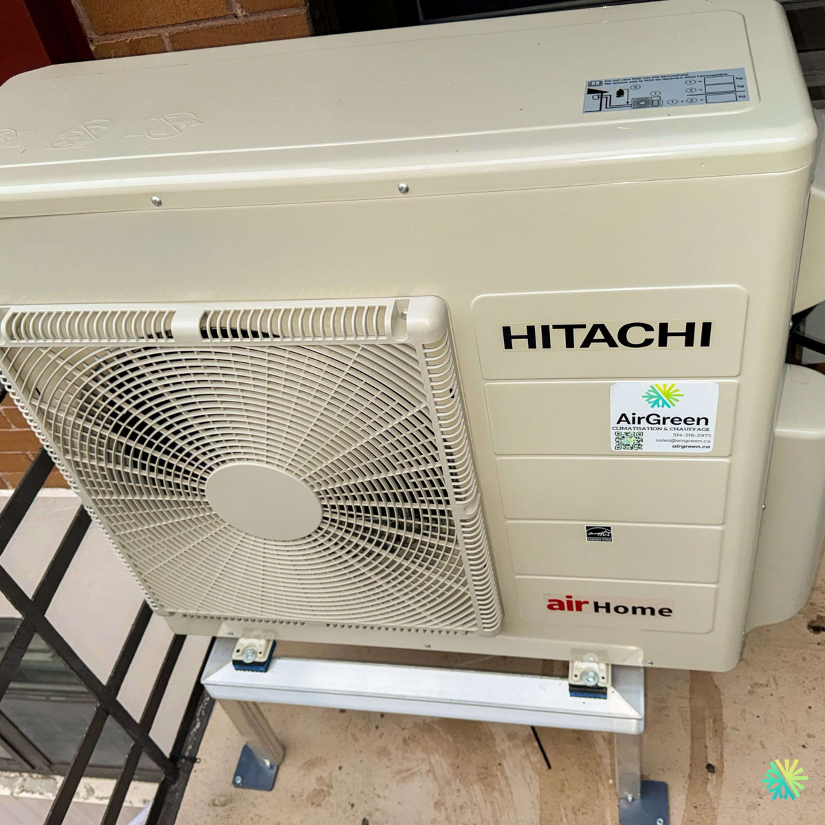 Installation d’une thermopompe murale Hitachi airHome 400 sur un support surélevé à Saint-Laurent, Montréal
