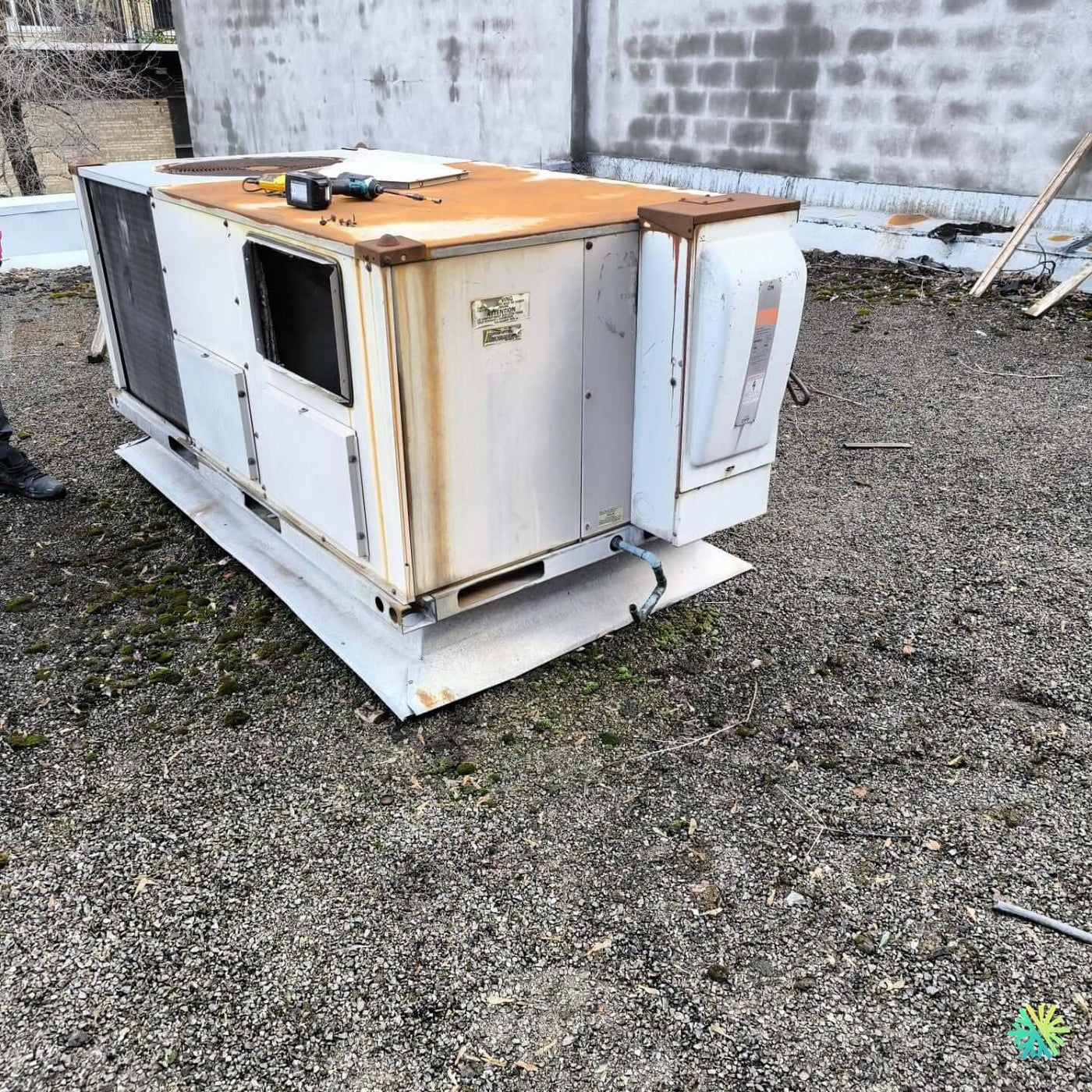 Nettoyage d’un système de toit commercial à Lachine