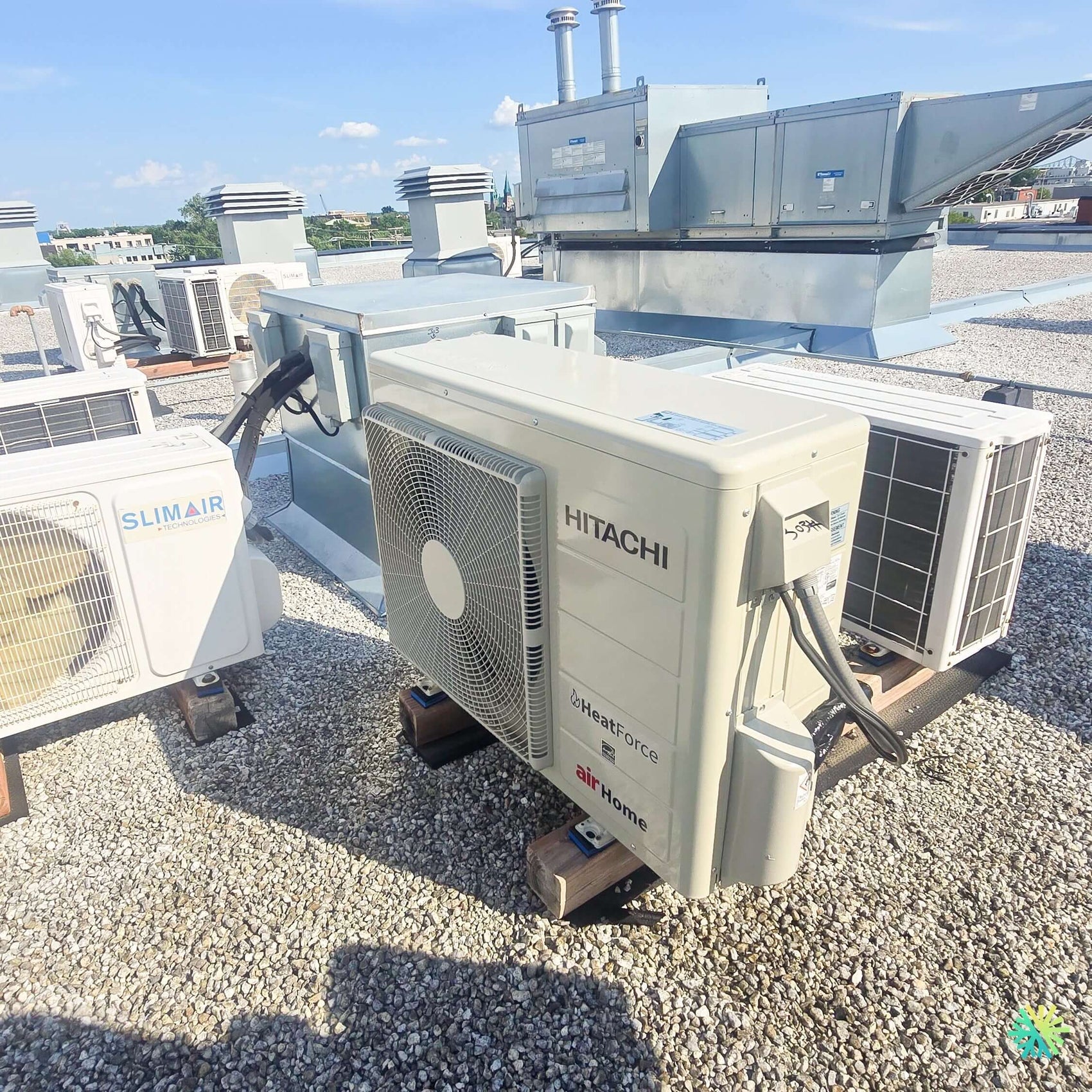 Installation d’une thermopompe murale Hitachi airHome 600 sur une toiture à Delson, sur la Rive-Sud