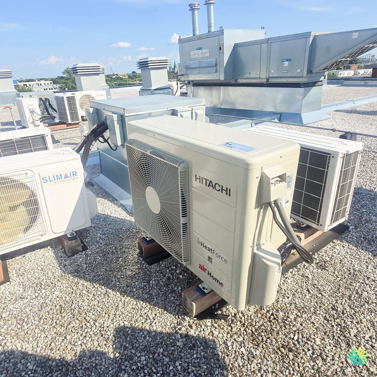 Installation d’une thermopompe murale Hitachi airHome 600 sur une toiture à Delson, sur la Rive-Sud