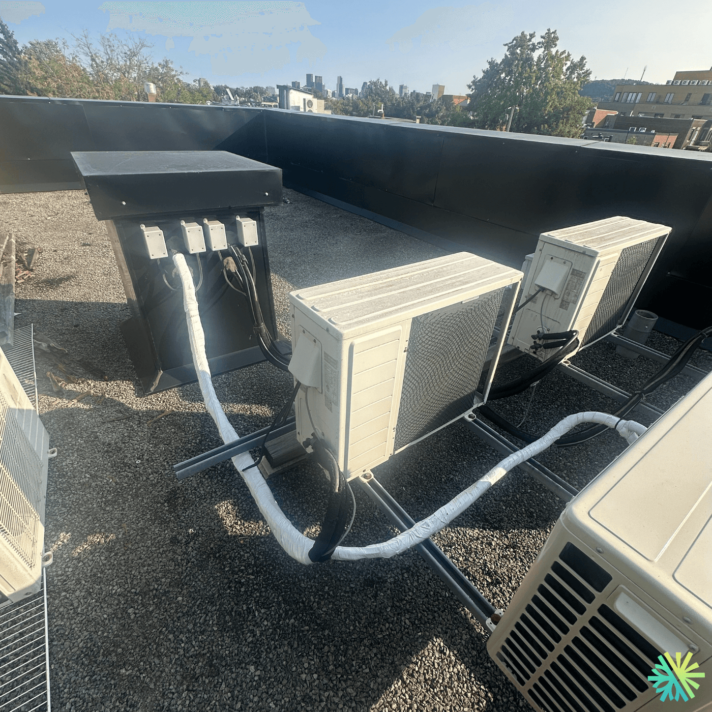 Réparation d’une thermopompe Sharp sur toiture à Ville-Marie (Montréal) : remise en service d’un système multi-zones