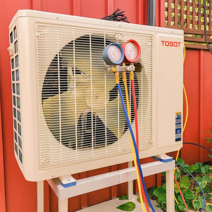 Salons modernes montrant l'effet d'un système de thermopompe MultiZone, question posée : Combien de temps dure un système de thermopompe MultiZone?