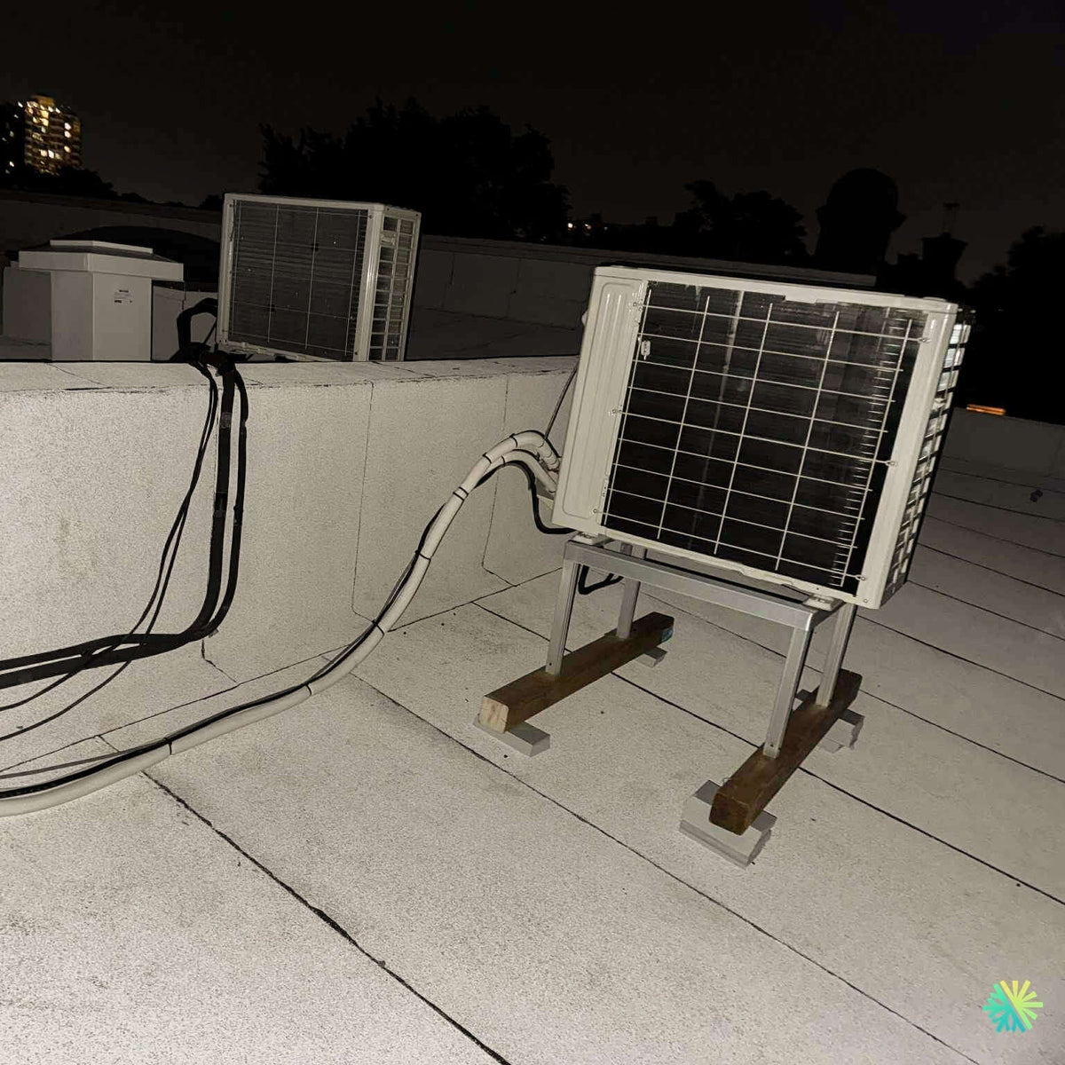 Installation d’une thermopompe double zone MIDEA MIDEA28 à Île-des-Sœurs avec 2 têtes intérieures et 1 unité extérieure sur toiture