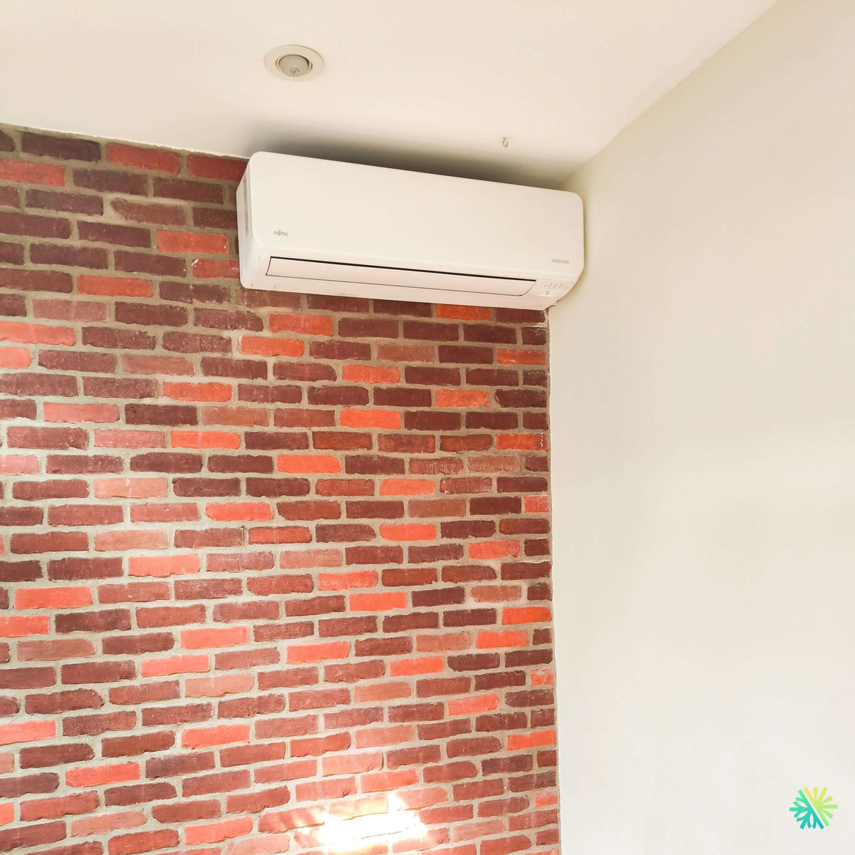 Installation d’une thermopompe murale FUJITSU ORION XLTH+ à Saint-Mathias-sur-Richelieu : une intégration précise sur mur de briques pour un chauffage jusqu’à -30 °C