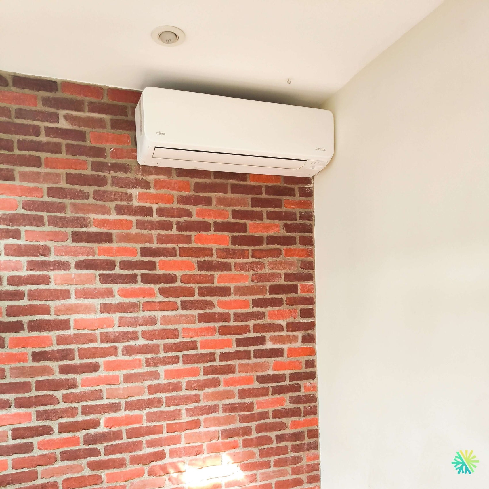 Installation d’une thermopompe murale FUJITSU ORION XLTH+ à Saint-Mathias-sur-Richelieu : une intégration précise sur mur de briques pour un chauffage jusqu’à -30 °C