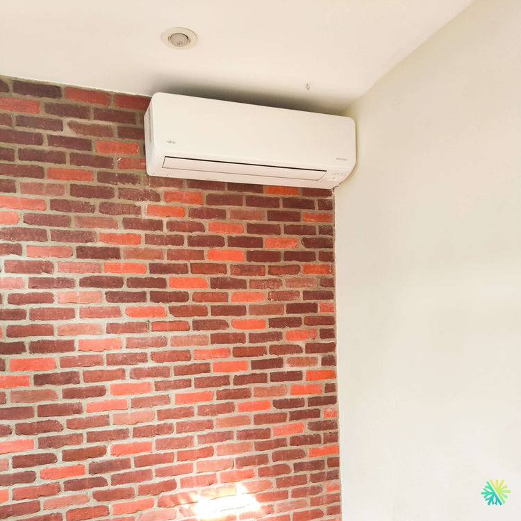 Installation d’une thermopompe murale FUJITSU ORION XLTH+ à Saint-Mathias-sur-Richelieu : une intégration précise sur mur de briques pour un chauffage jusqu’à -30 °C