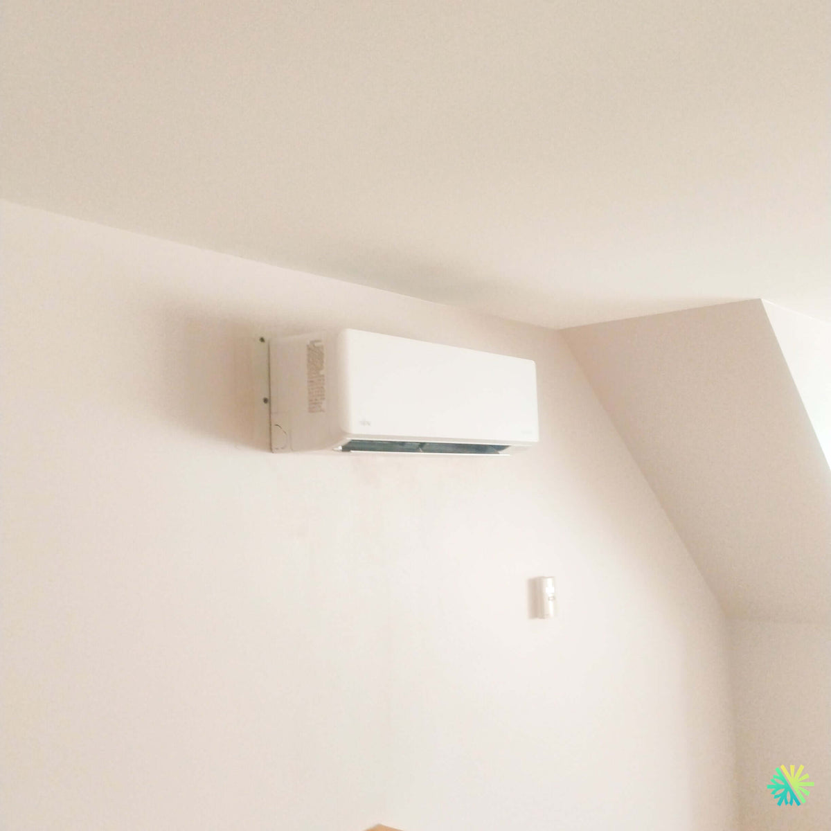 Installation d’une thermopompe murale Fujitsu AIRSTAGE Altair 700 à Godmanchester : une installation CVAC compacte et discrète sous un plafond incliné
