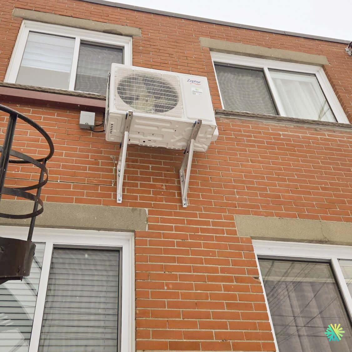 Installation de la thermopompe murale Zephyr 25 R454B à Montréal-Est