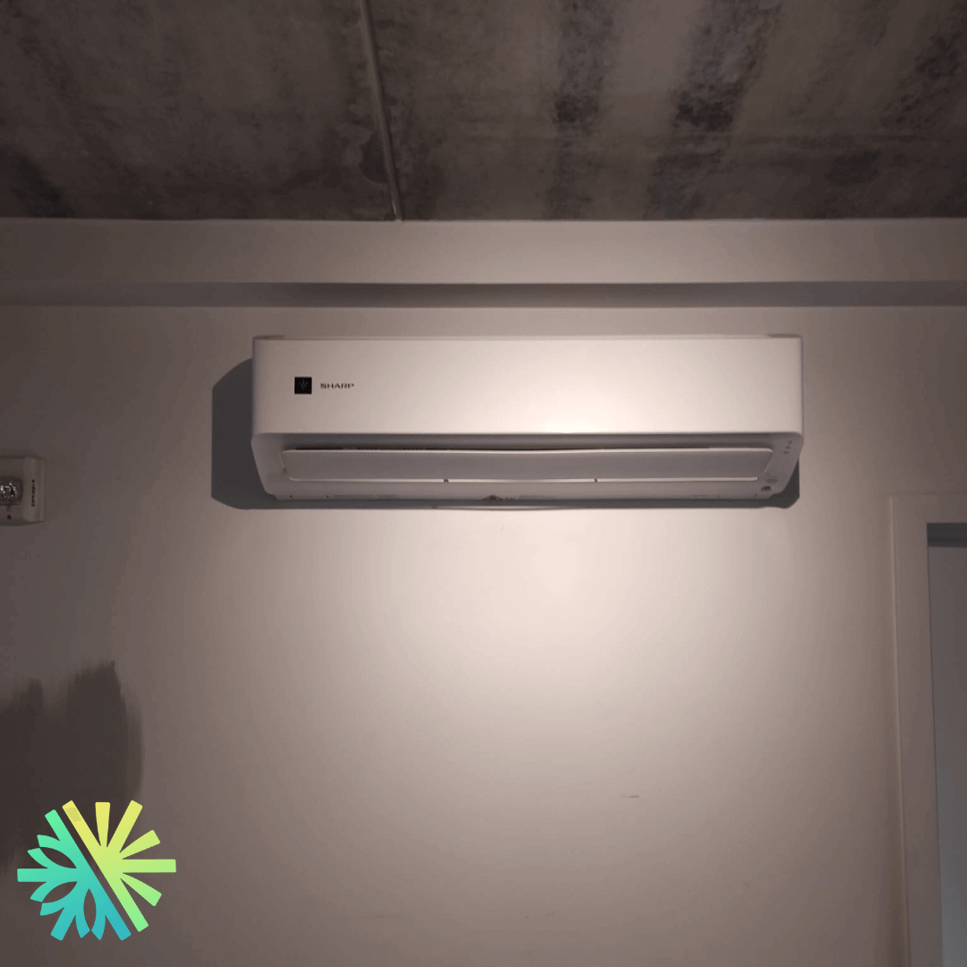 Installation d'un Mini Split Sharp ZHU à Laval montée sur un mur, système de climatisation silencieux et efficace.