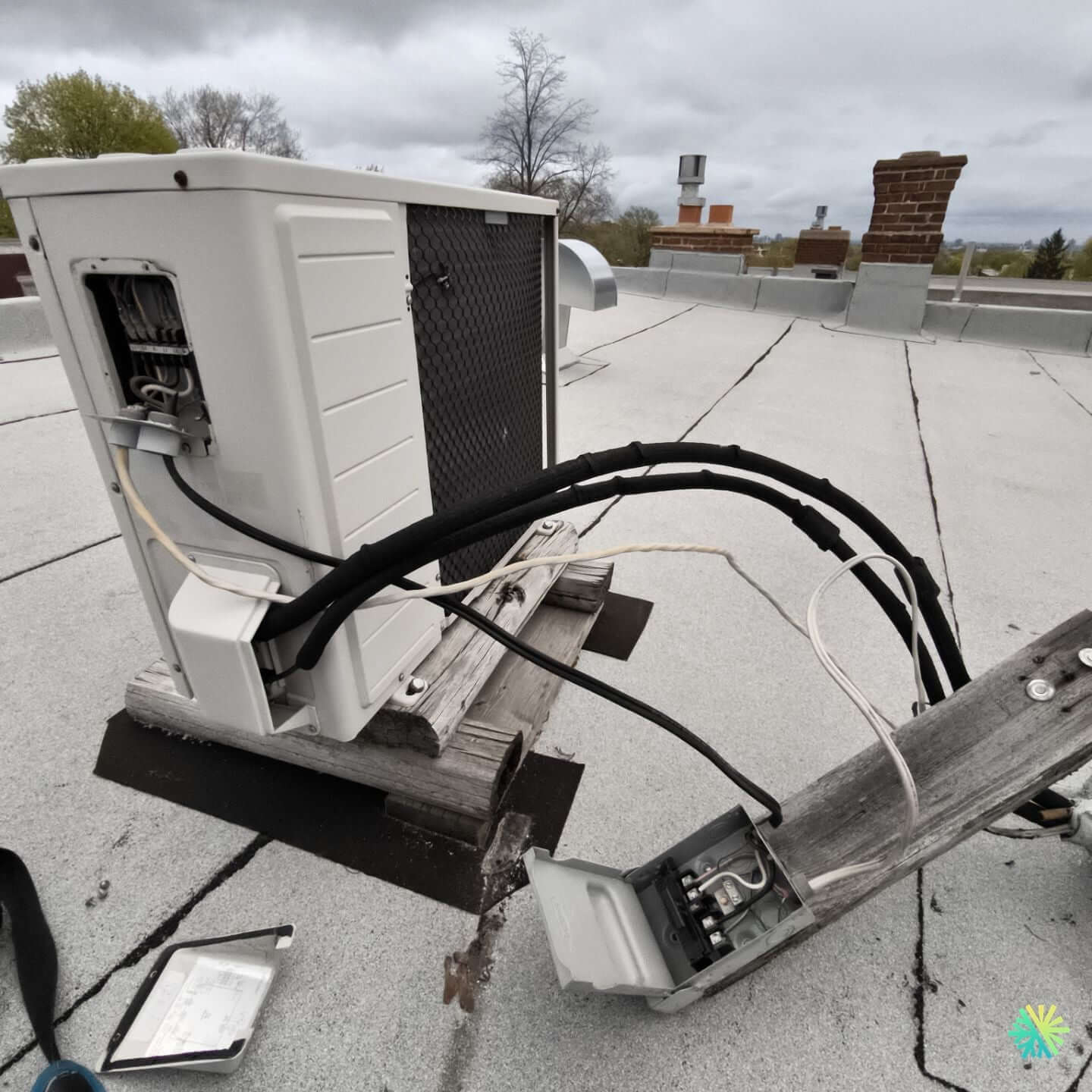 Réparation d’une thermopompe Midea sur toit plat à Ville-Marie