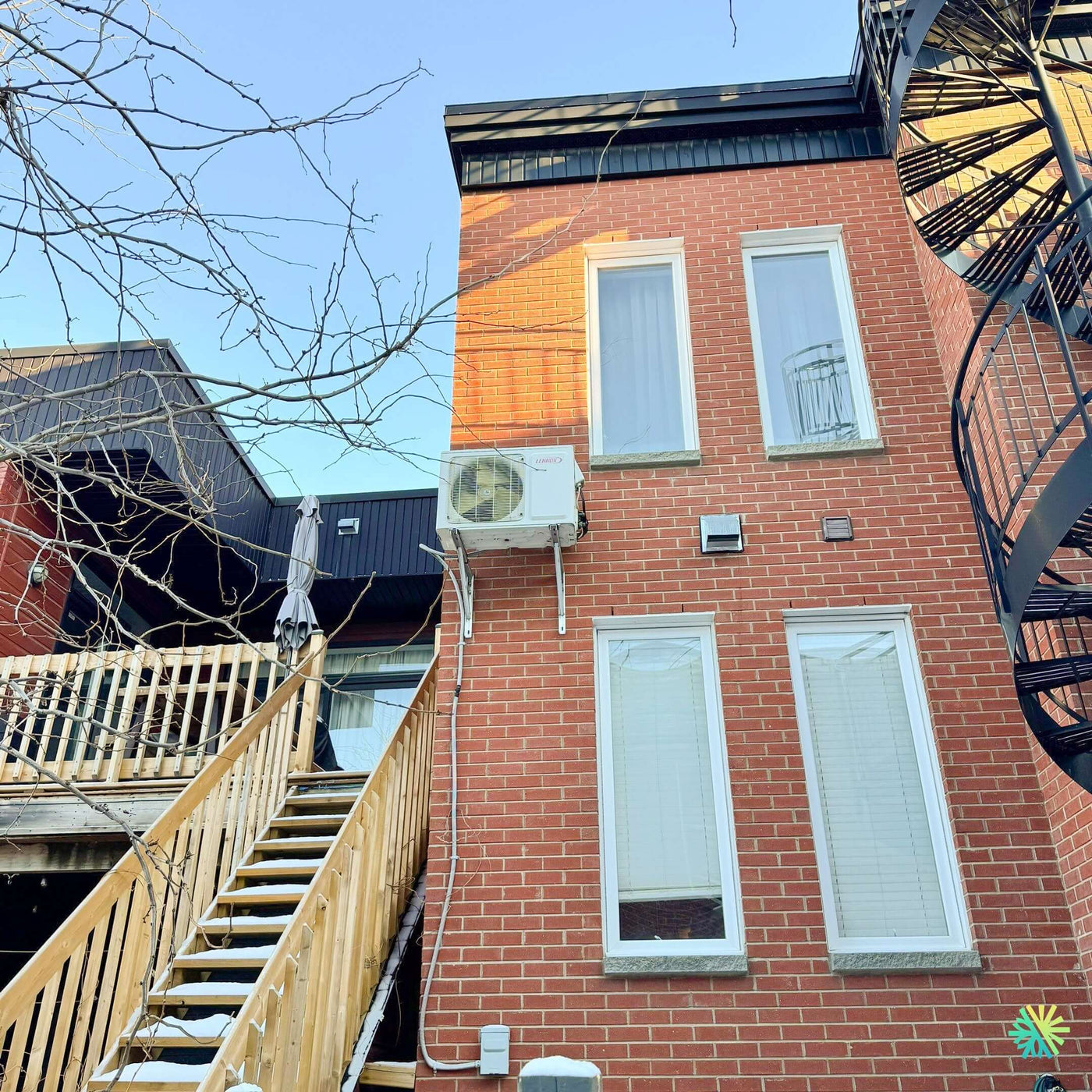 Intervention en Hauteur : Réparation d’une Thermopompe Murale Lennox au Plateau-Mont-Royal