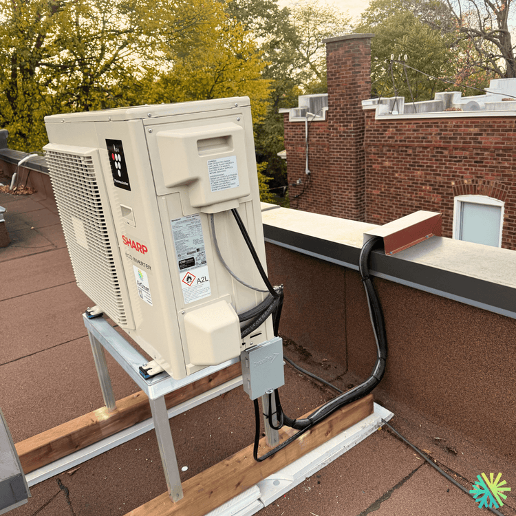 Installation d’une thermopompe murale Sharp ZU1 sur un toit plat à Rosemont–La Petite-Patrie (Montréal)