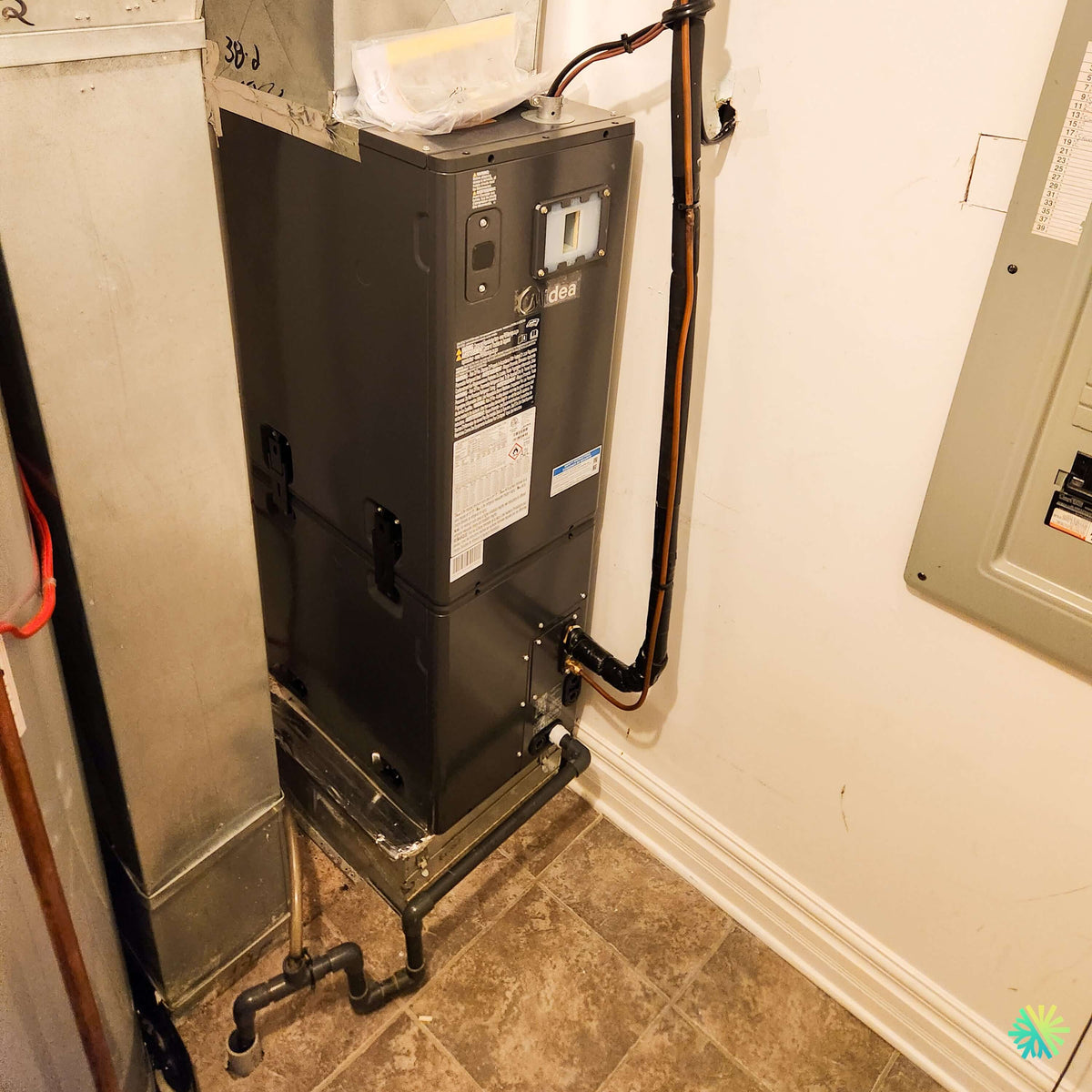 Installation d’une fournaise électrique MIDEA EVOX G3 à Lorraine, sur la Rive-Nord de Montréal : remplacement central avec drainage rigide et adaptation aux conduits existants