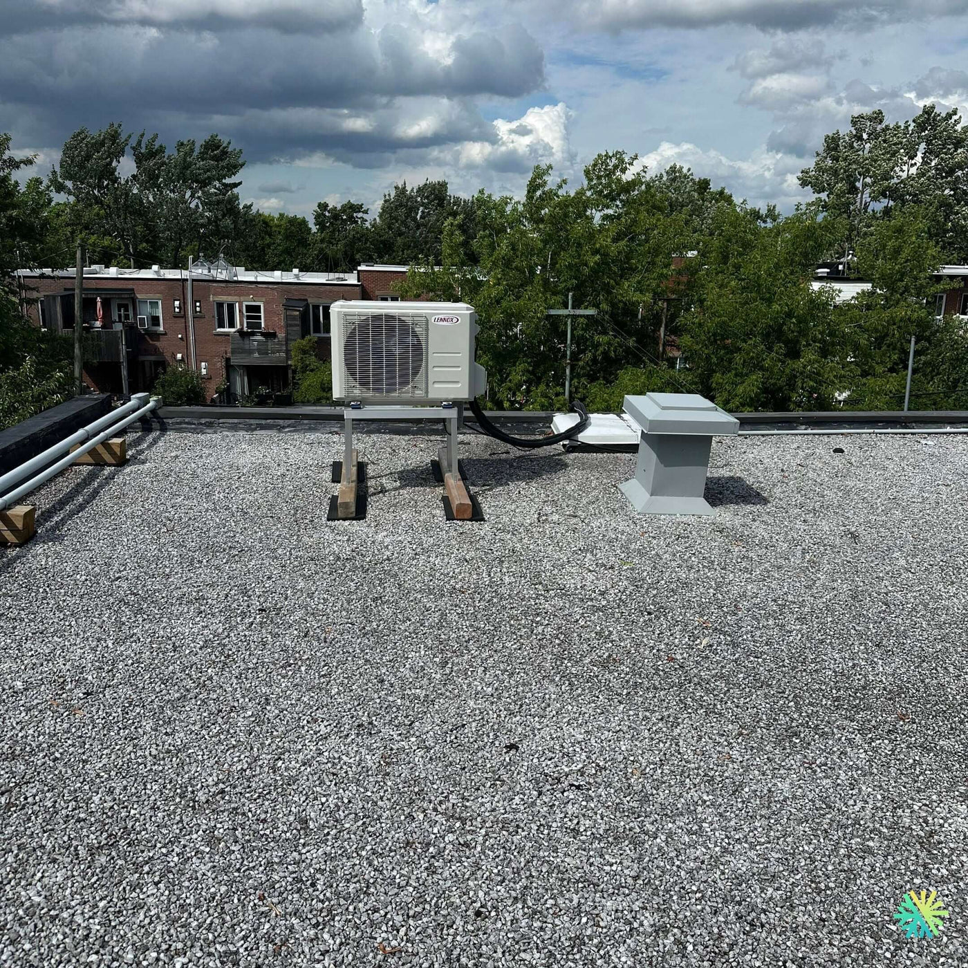 Installation d’une Lennox thermopompe murale sur toit plat à Rosemont–La Petite-Patrie