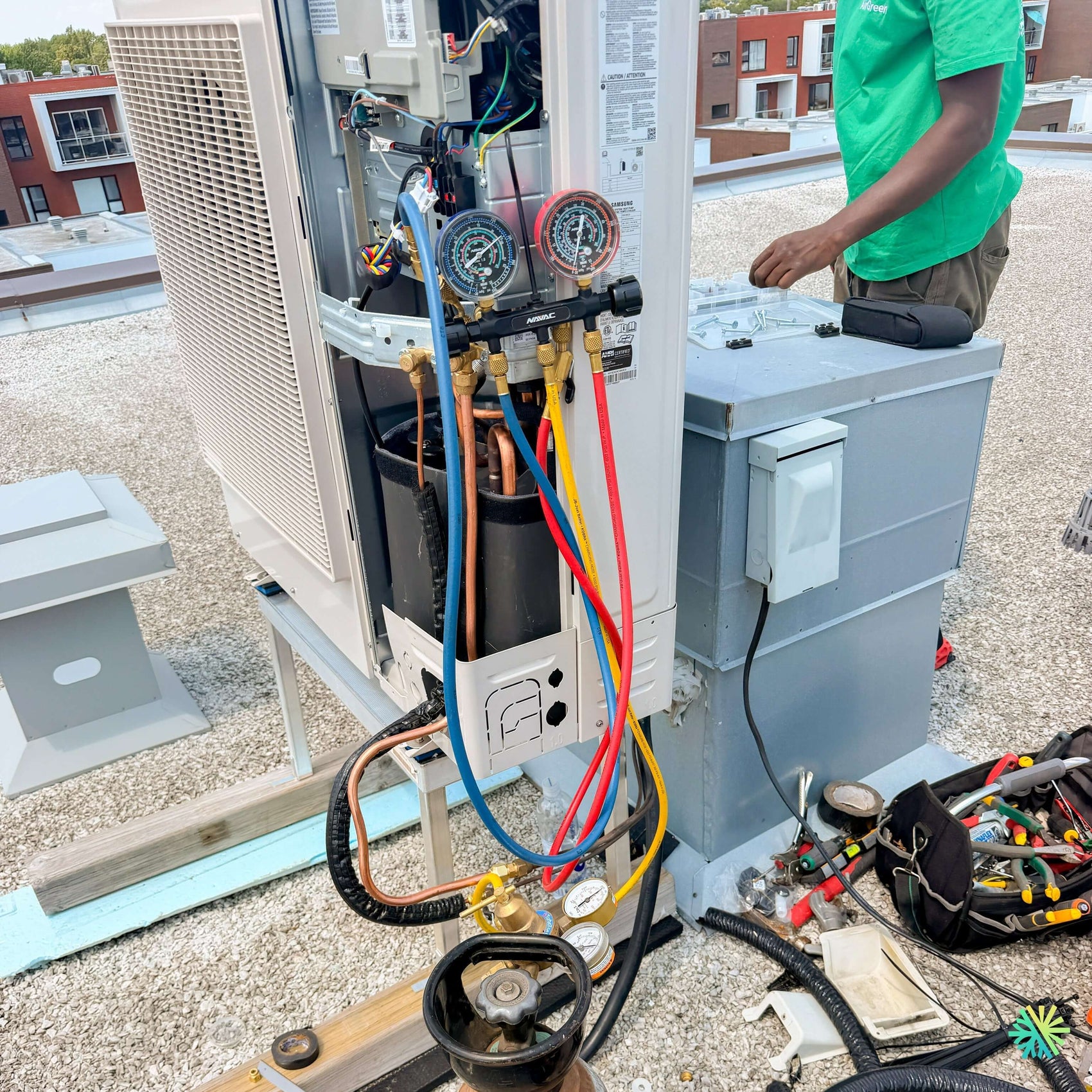 Installation d’une thermopompe murale Samsung WindFree™ MaxHeat R32 de 12 000 BTU sur un toit plat à LaSalle, Montréal