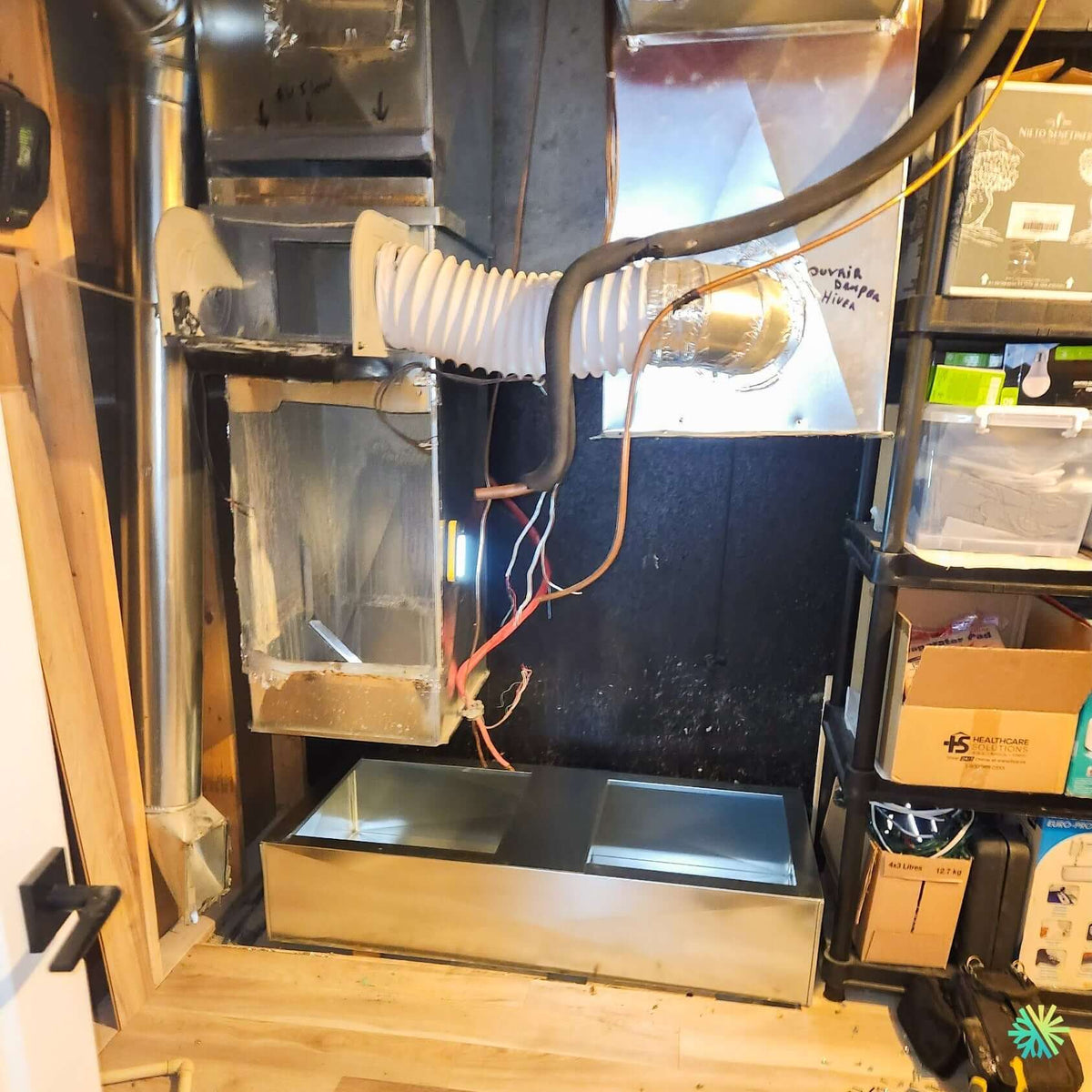 Installation d’une GREE FLEXX Fournaise Électrique – Air Handler à Ville-Marie avec intégration centrale dans une salle mécanique compacte