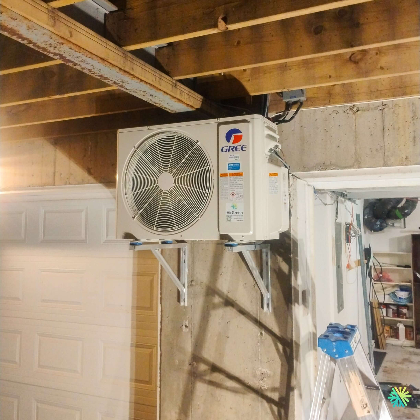 Installation d’une thermopompe murale GREE VITA R32 à Beaconsfield : une installation CVAC compacte, propre et adaptée aux réalités d’un garage résidentiel de l’Ouest-de-l’Île