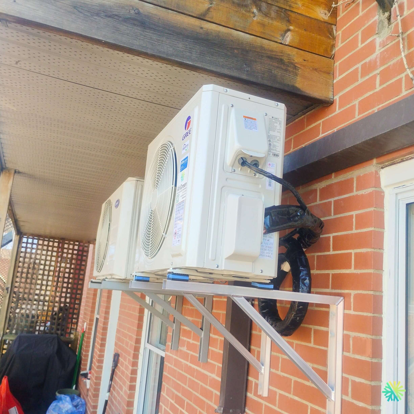 Installation d’une thermopompe murale GREE LIVO R32 au Plateau-Mont-Royal : un projet CVAC compact, propre et adapté aux balcons montréalais