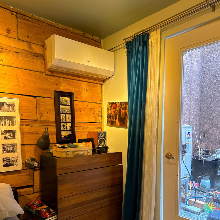 Installation d’une thermopompe murale GREE CLIVIA R32 à Candiac : un mini split discret installé dans une chambre au cachet chaleureux