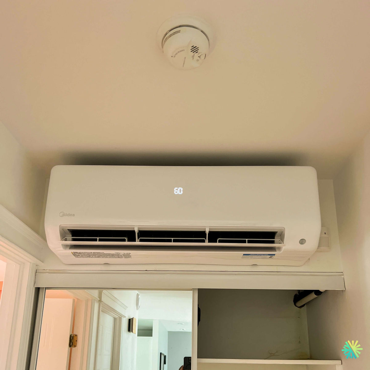 Installation d’une thermopompe murale MIDEA MIDEA28 à Anjou, Montréal, dans un espace intérieur étroit