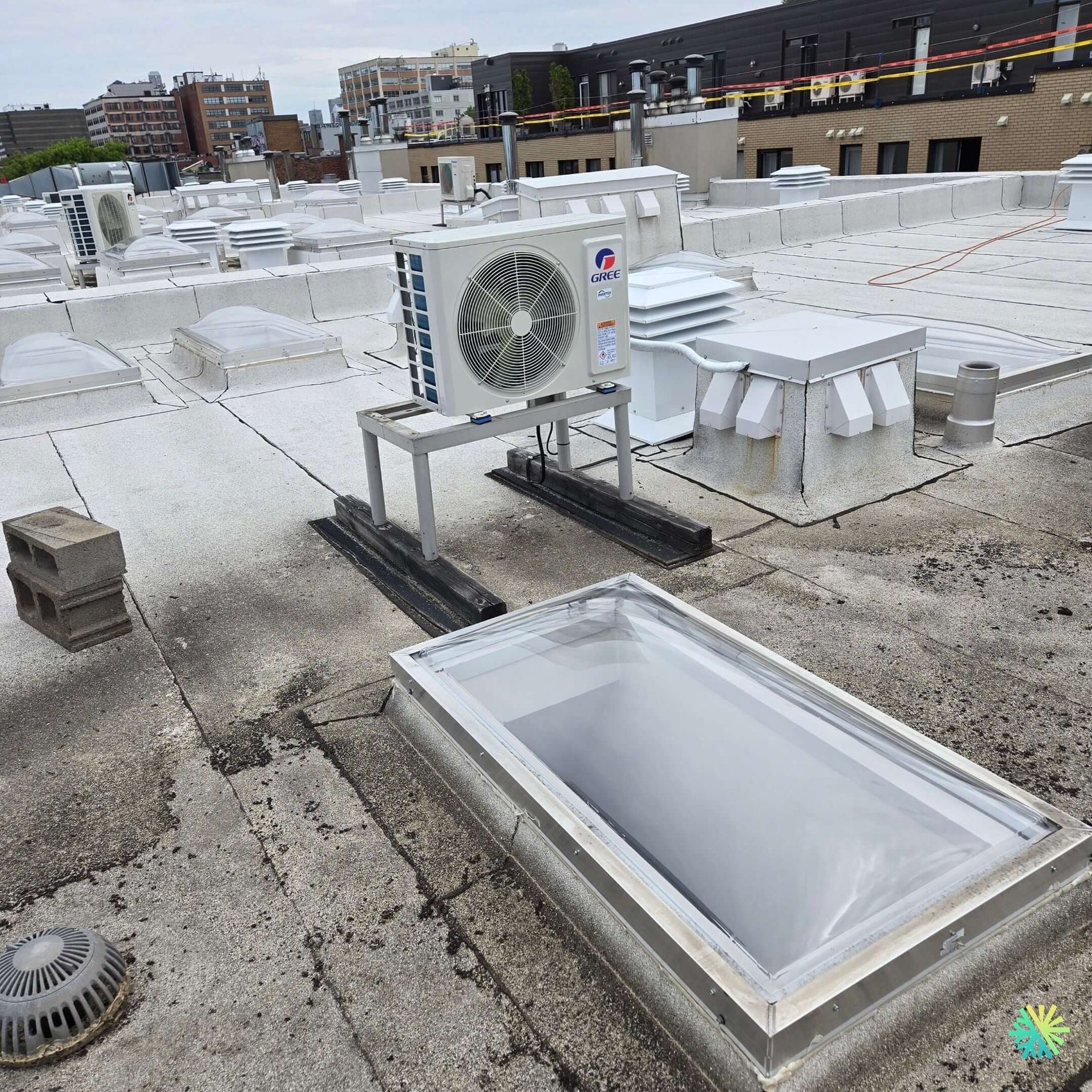 Installation d’une thermopompe Gree murale sur toit plat à Rosemont–La Petite-Patrie