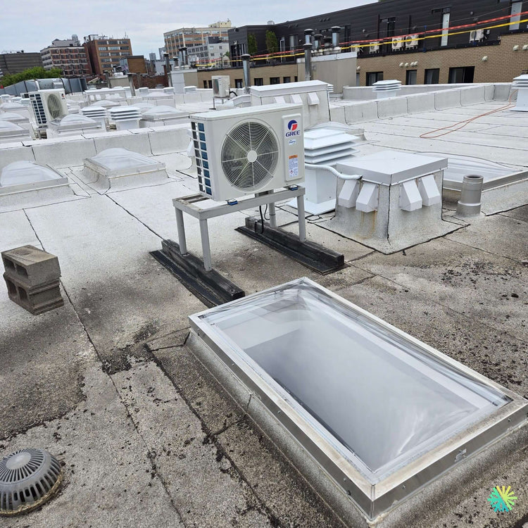 Installation d’une thermopompe Gree murale sur toit plat à Rosemont–La Petite-Patrie
