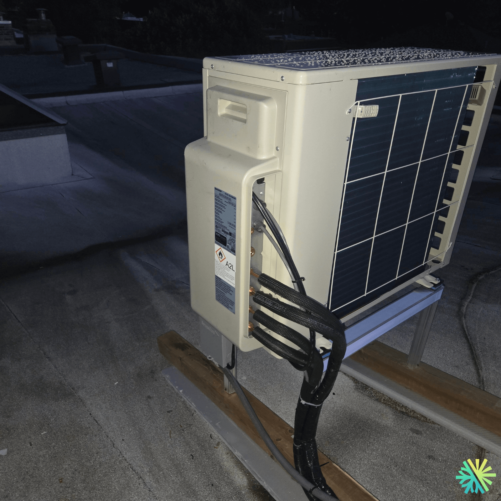 Installation d’une thermopompe multizone Sharp sur toit plat dans Le Sud-Ouest de Montréal