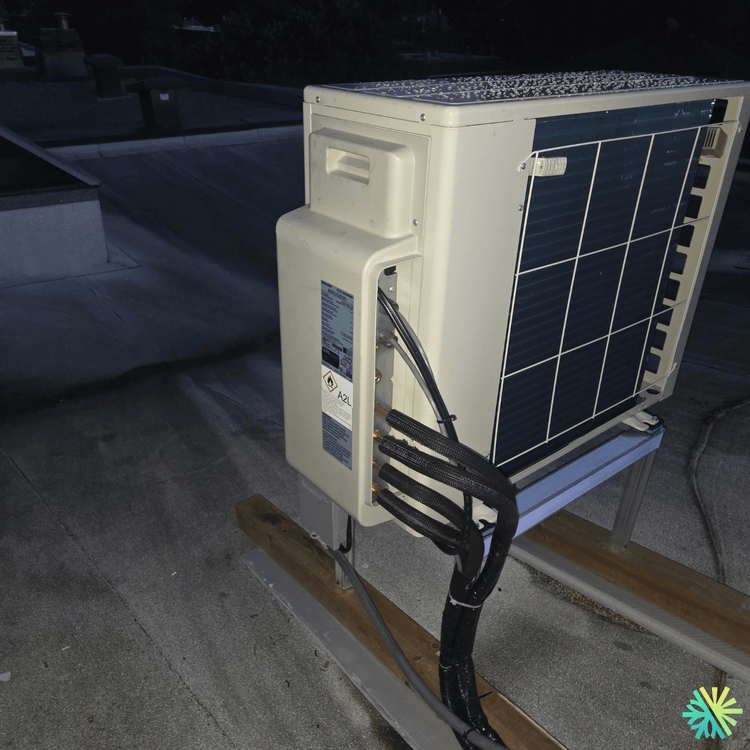 Installation d’une thermopompe multizone Sharp sur toit plat dans Le Sud-Ouest de Montréal