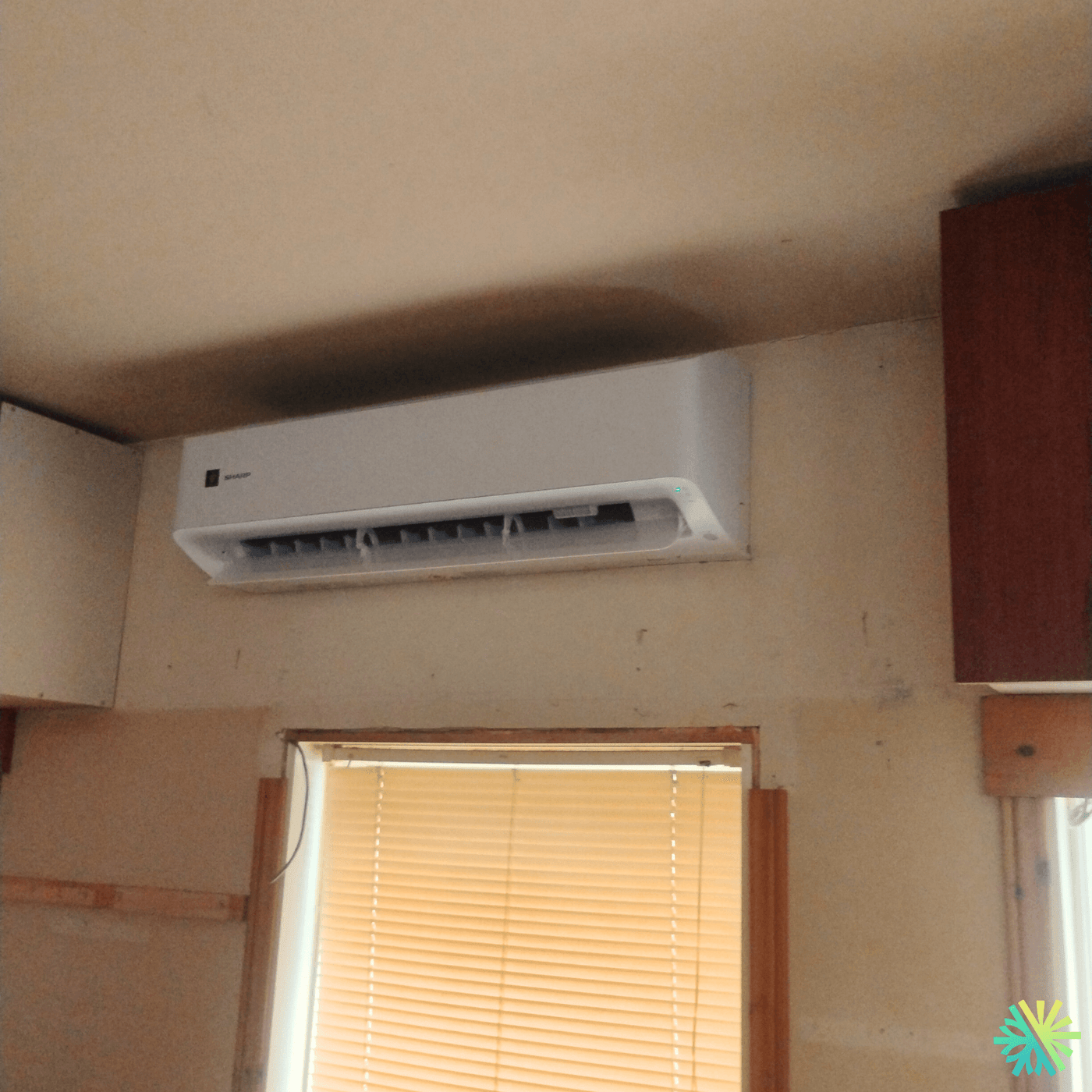 Installation d’une thermopompe murale Sharp à Sainte-Rose (Laval) : confort ciblé et intégration intérieure soignée