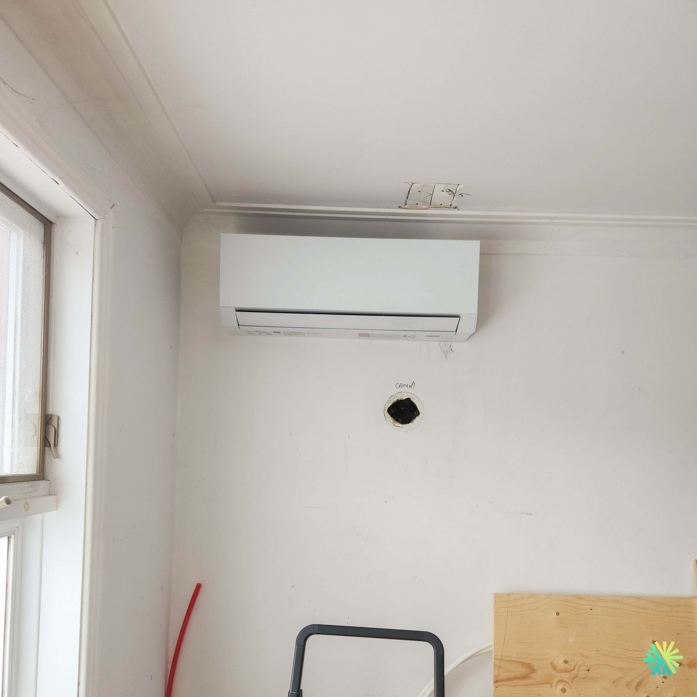 Installation d’une thermopompe murale GREE CLIVIA R32 à Saint-Bruno : un climatiseur mini split installé avec précision dans une pièce en rénovation