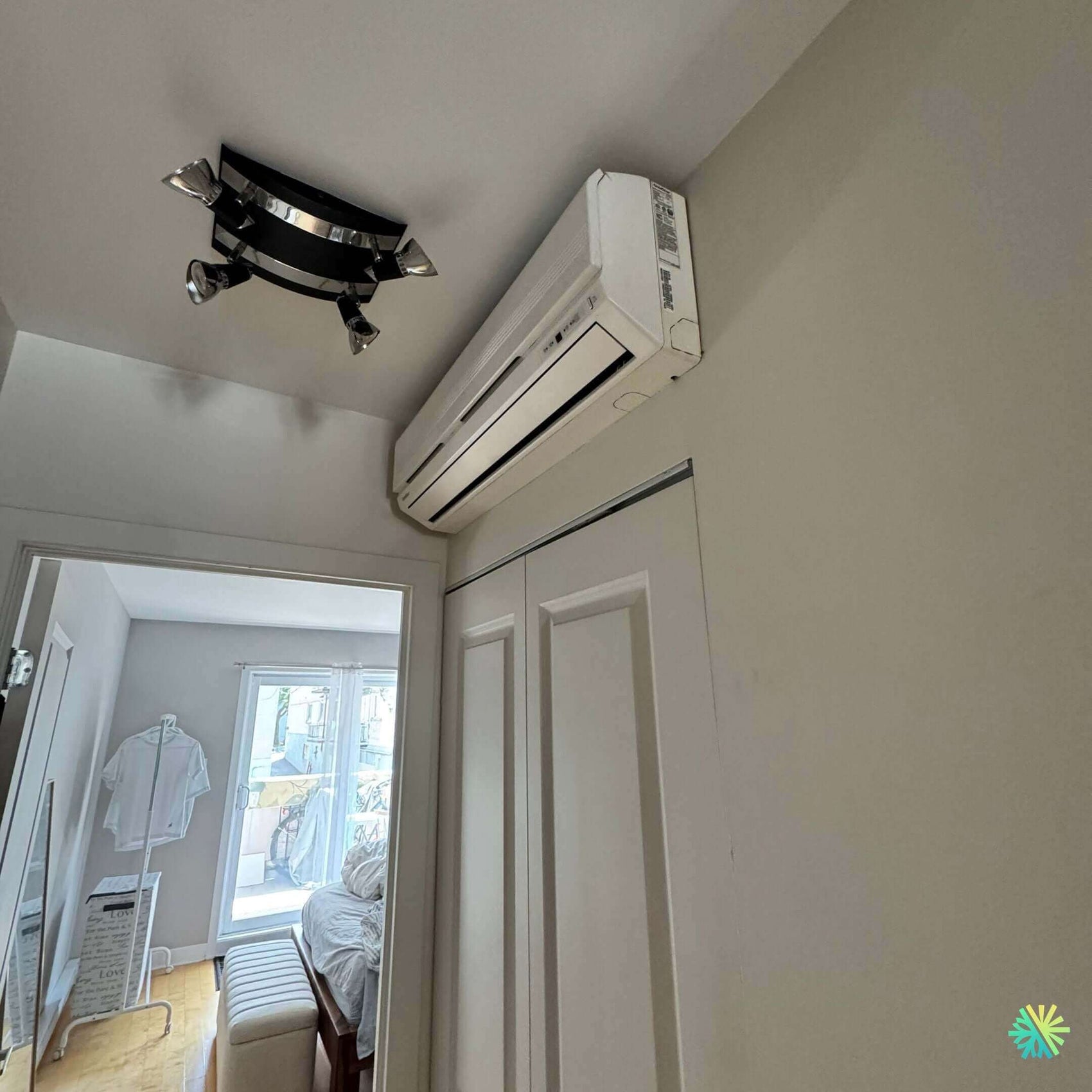 Installation d’un climatiseur mural Fujitsu dans un condo à Ville-Marie