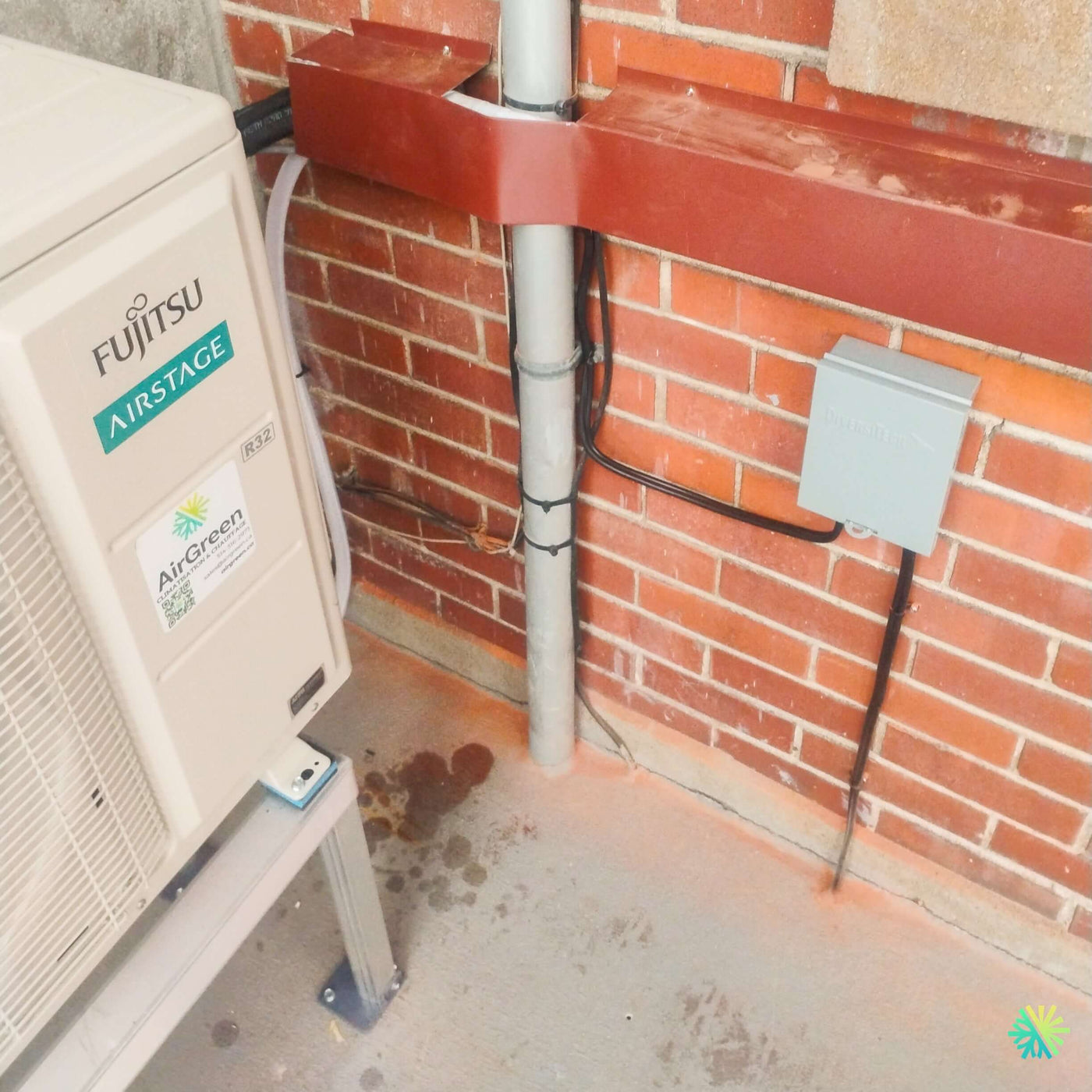 Installation d’une thermopompe murale Fujitsu ALTAIR 500 Mini Split à Kirkland : une réalisation CVAC précise avec unité extérieure sur support et raccordements soignés