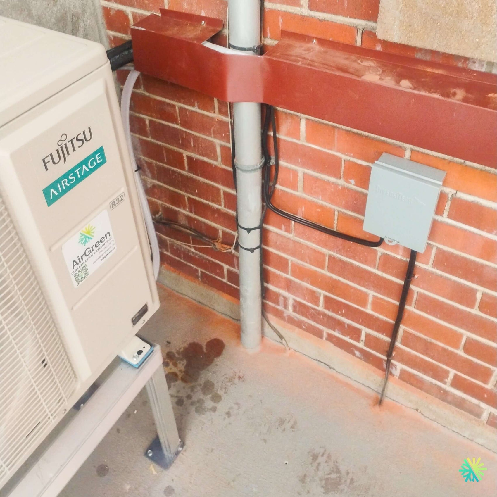 Installation d’une thermopompe murale Fujitsu ALTAIR 500 Mini Split à Kirkland : une réalisation CVAC précise avec unité extérieure sur support et raccordements soignés