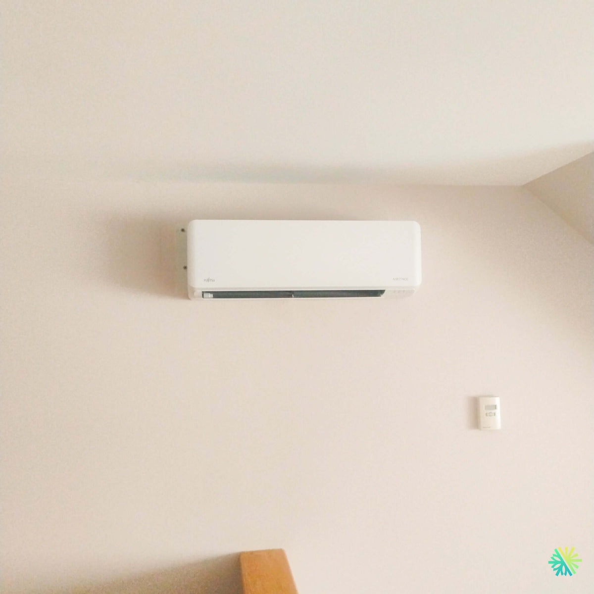 Installation d’une thermopompe double zone Fujitsu AIRSTAGE Aquila XLTH à Saint-Constant, sur la Rive-Sud de Montréal