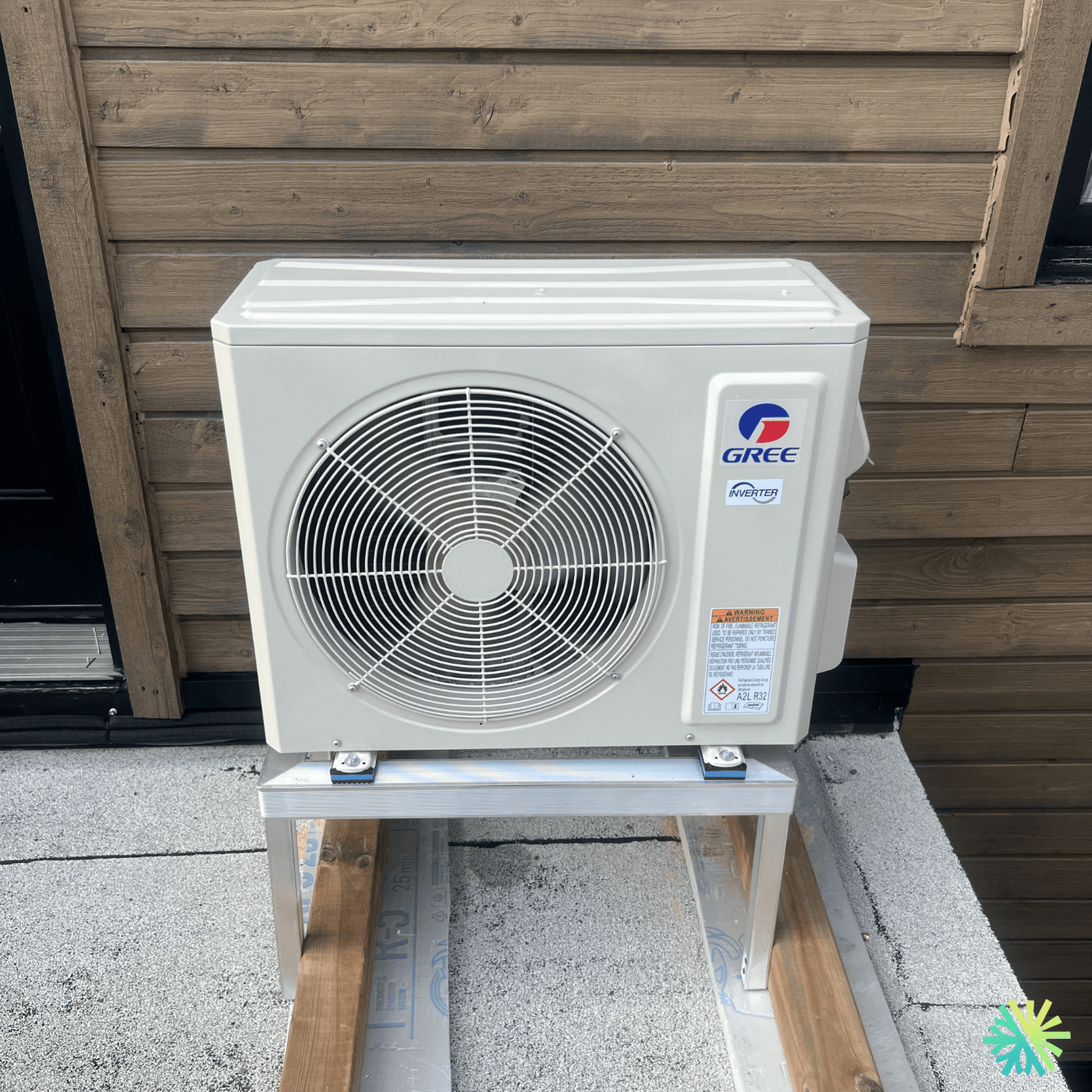 Installation d’une thermopompe murale Gree sur toit plat à Brossard