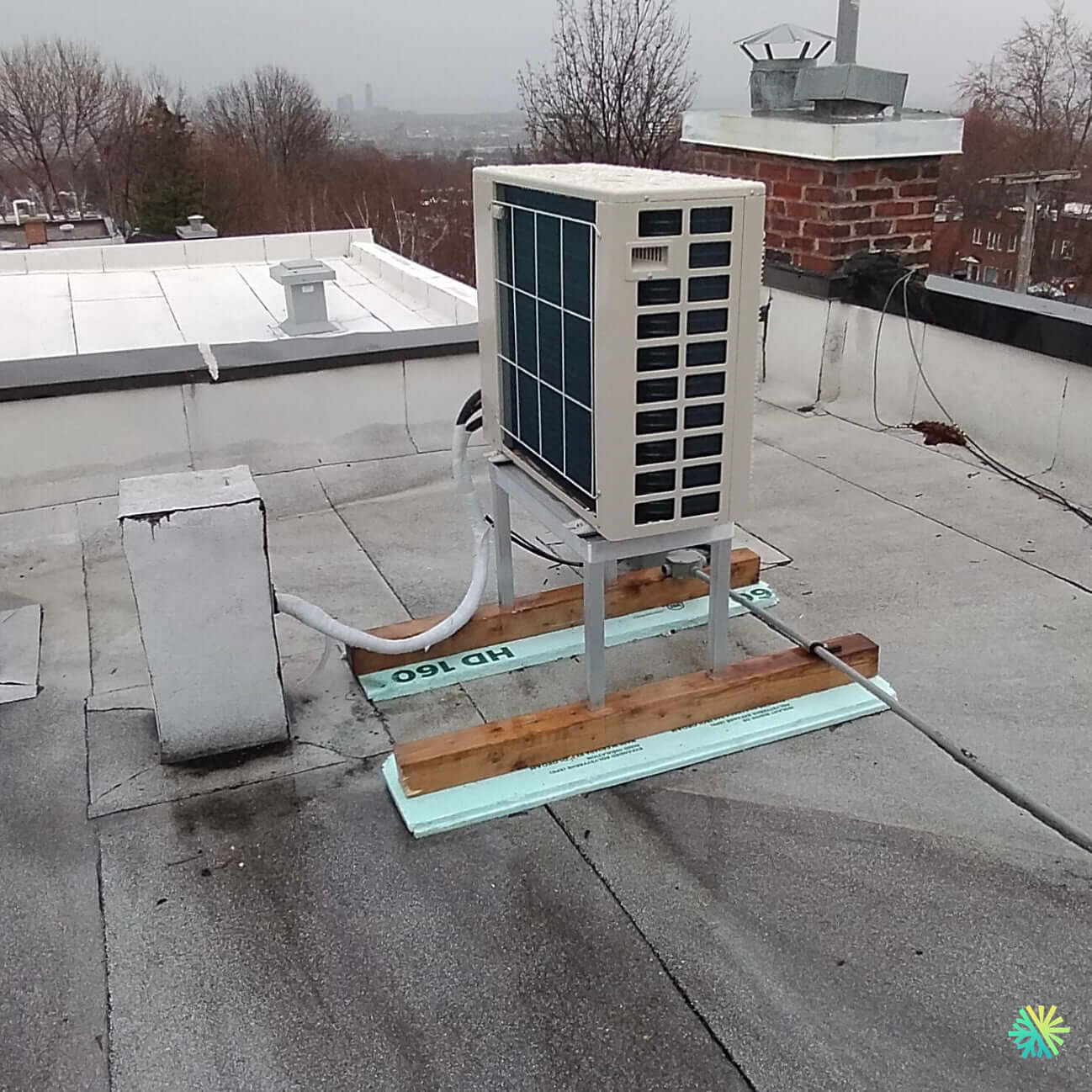 Installation d’une Gree FreeMatch R-32 thermopompe MultiZone sur toit plat à Côte-des-Neiges–Notre-Dame-de-Grâce