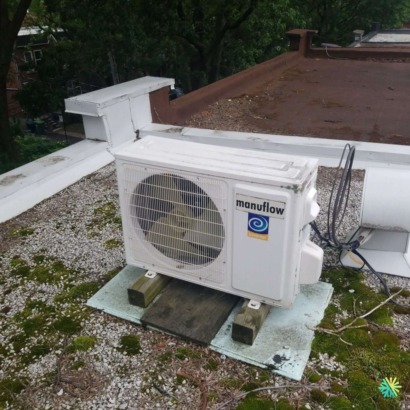 Nettoyage d’une thermopompe Manuflow sur un toit à Côte-des-Neiges