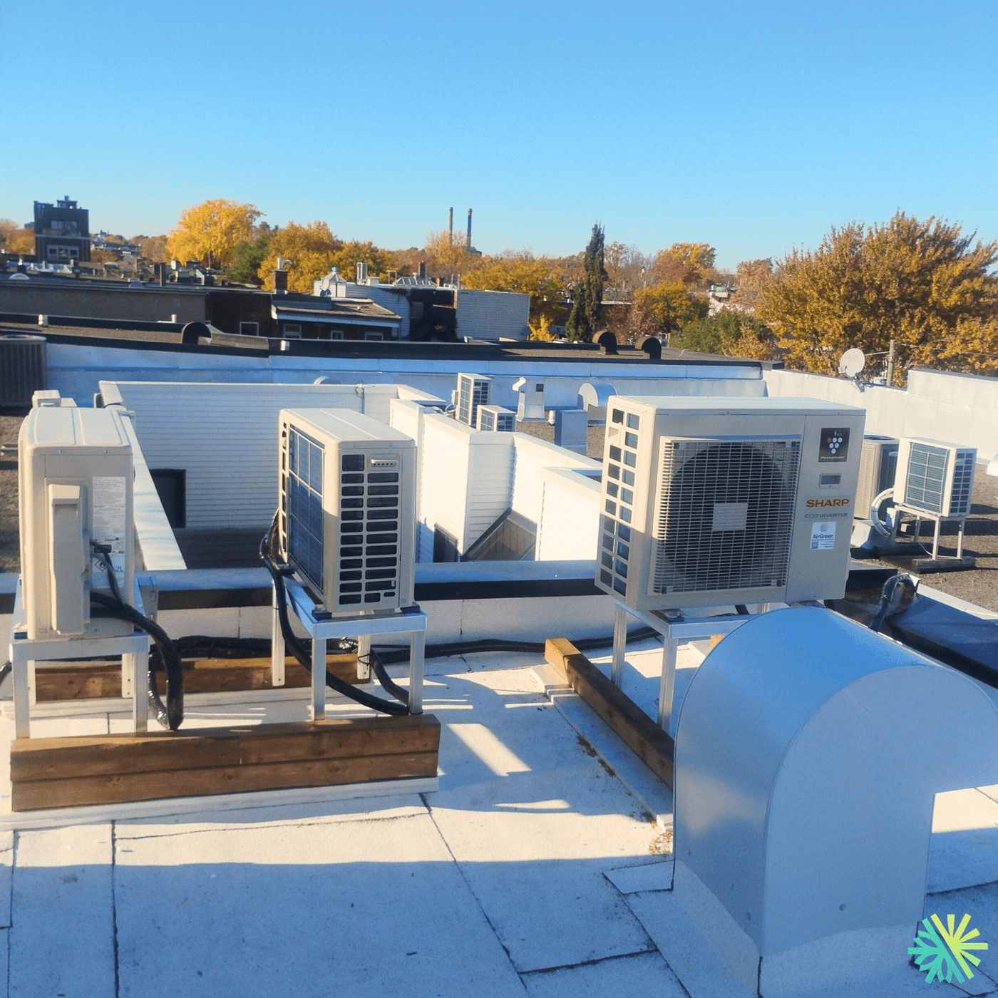 Installation de thermopompes Sharp ZU1 sur toiture au Plateau-Mont-Royal (Montréal)