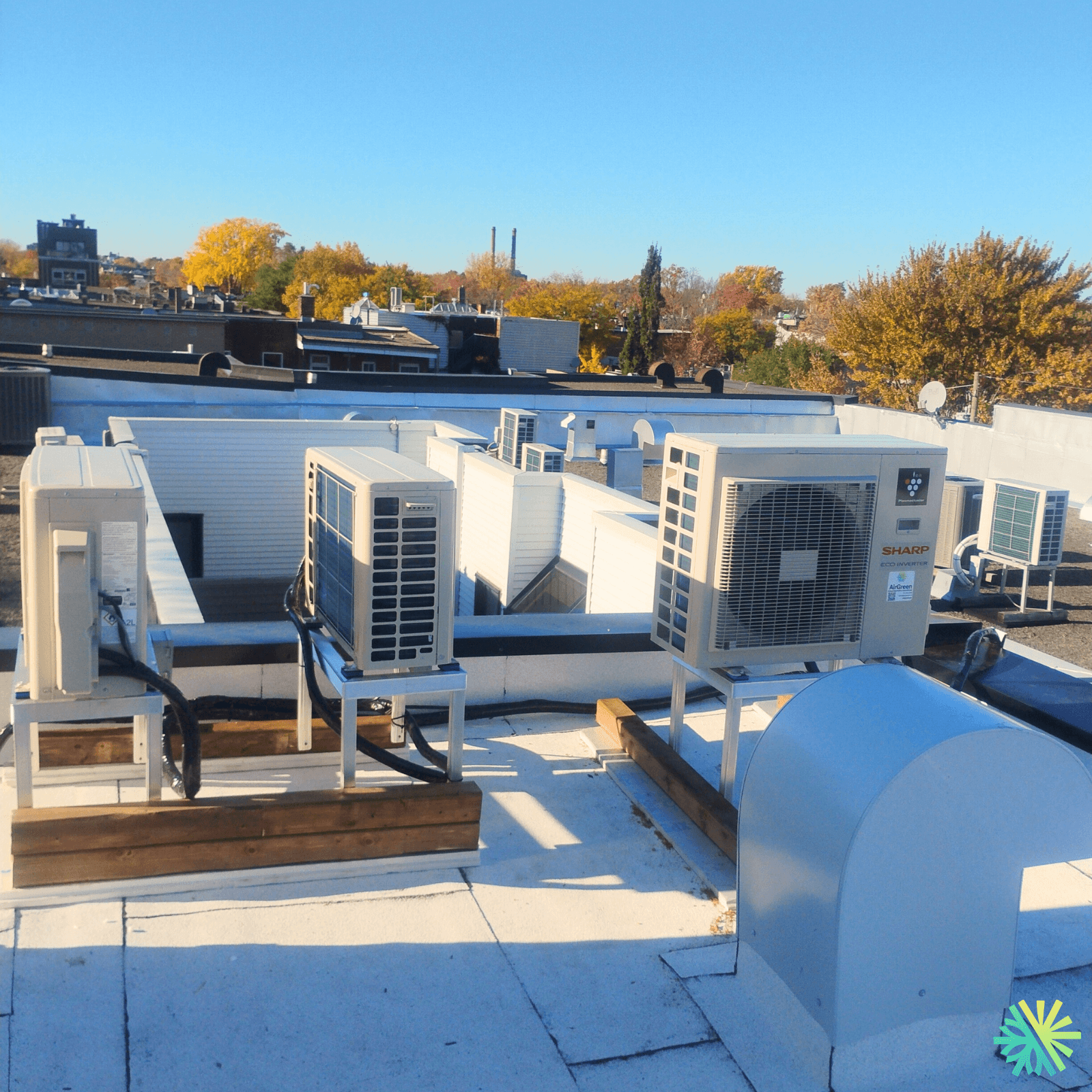 Installation de thermopompes Sharp ZU1 sur toiture au Plateau-Mont-Royal (Montréal)