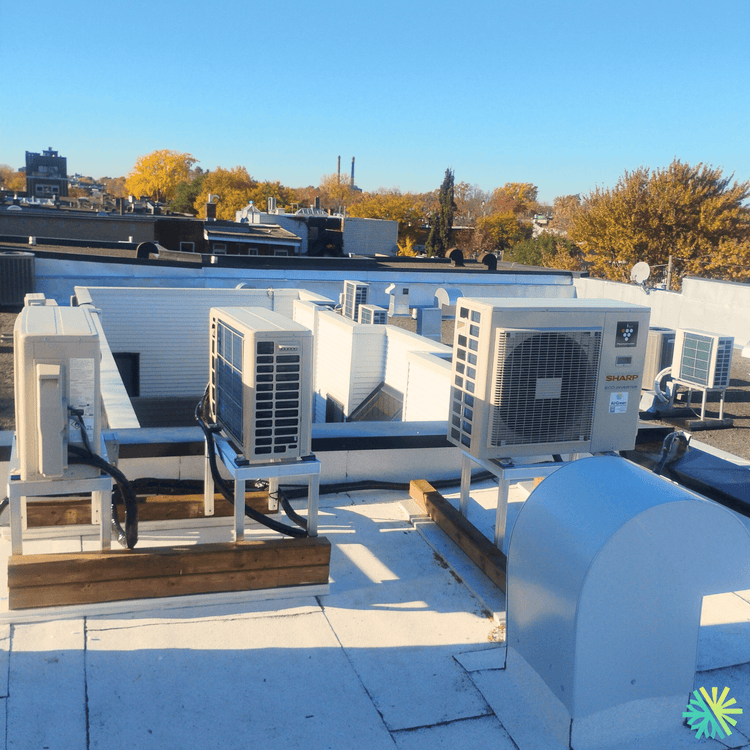 Installation de thermopompes Sharp ZU1 sur toiture au Plateau-Mont-Royal (Montréal)