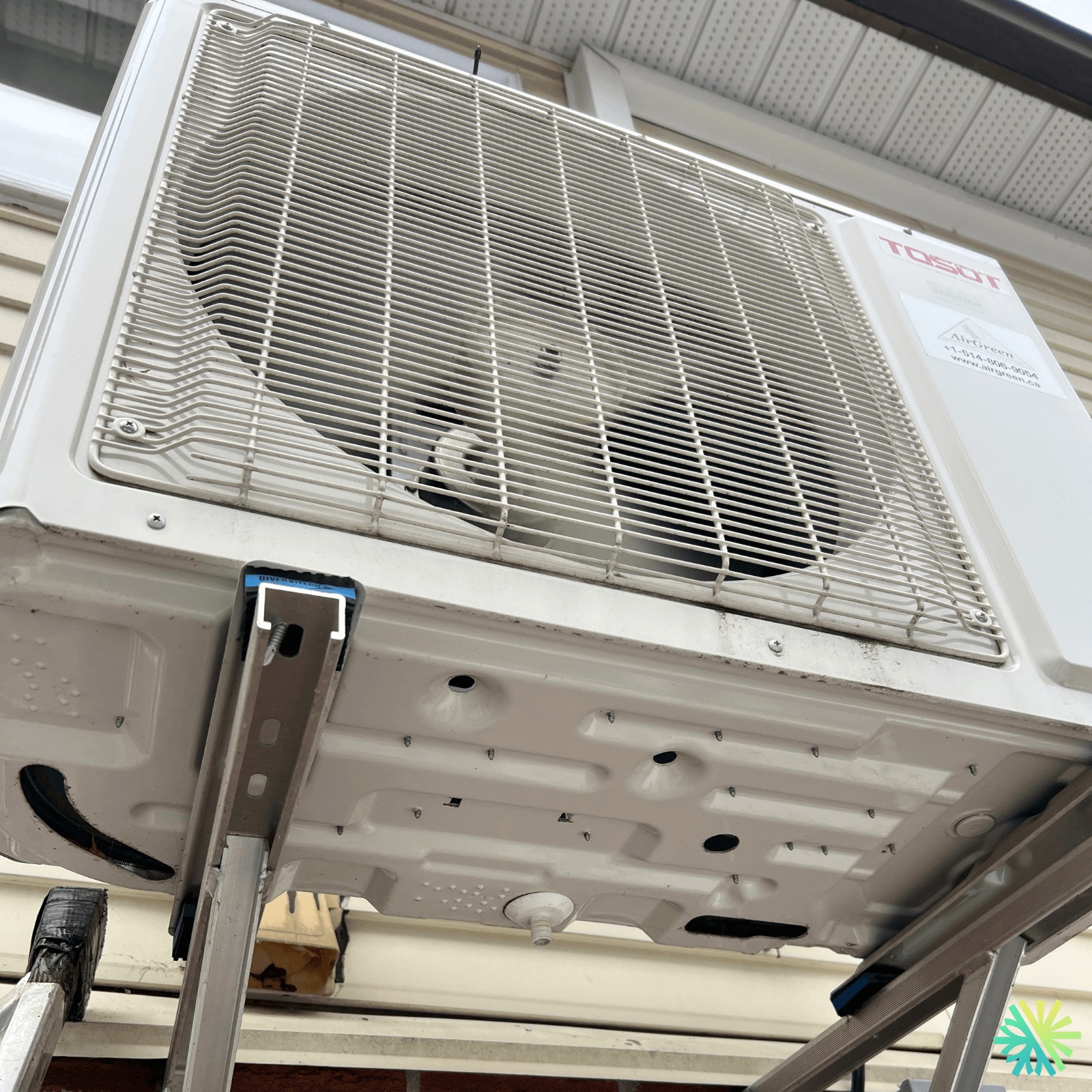 Nettoyage d’une thermopompe murale Tosot à Pointe-Claire (West Island)