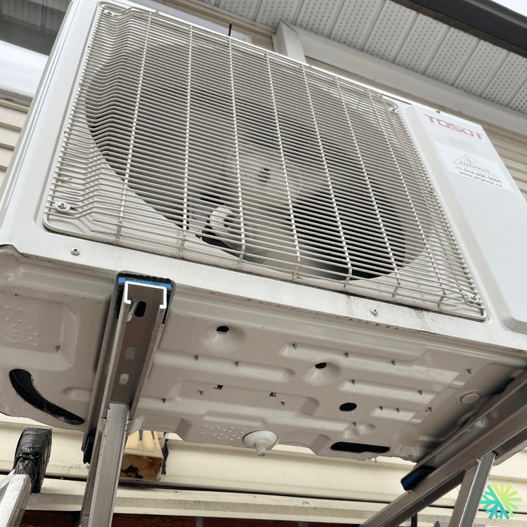 Nettoyage d’une thermopompe murale Tosot à Pointe-Claire (West Island)